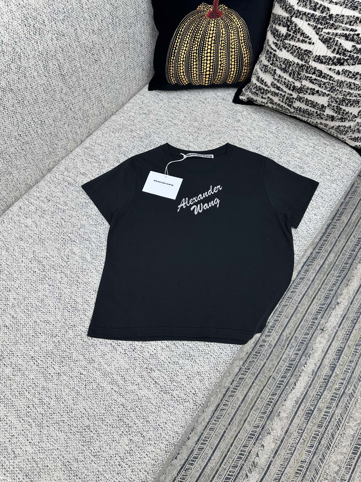 NO:517124,Alexander King 25ss new logo simple and comfortable round neck short sleeve T-shirt, women's style!  S.M.L., alexander wang,T-shirt,tees,t-shirt,alexander wang19860909亚历山大王 25ss新款徽标简约舒适圆领短袖 T恤,女款！ 码数S.M.L.,,alexander wang,T-shirt,tees，t-shirt,alexander wang,Men's clothing