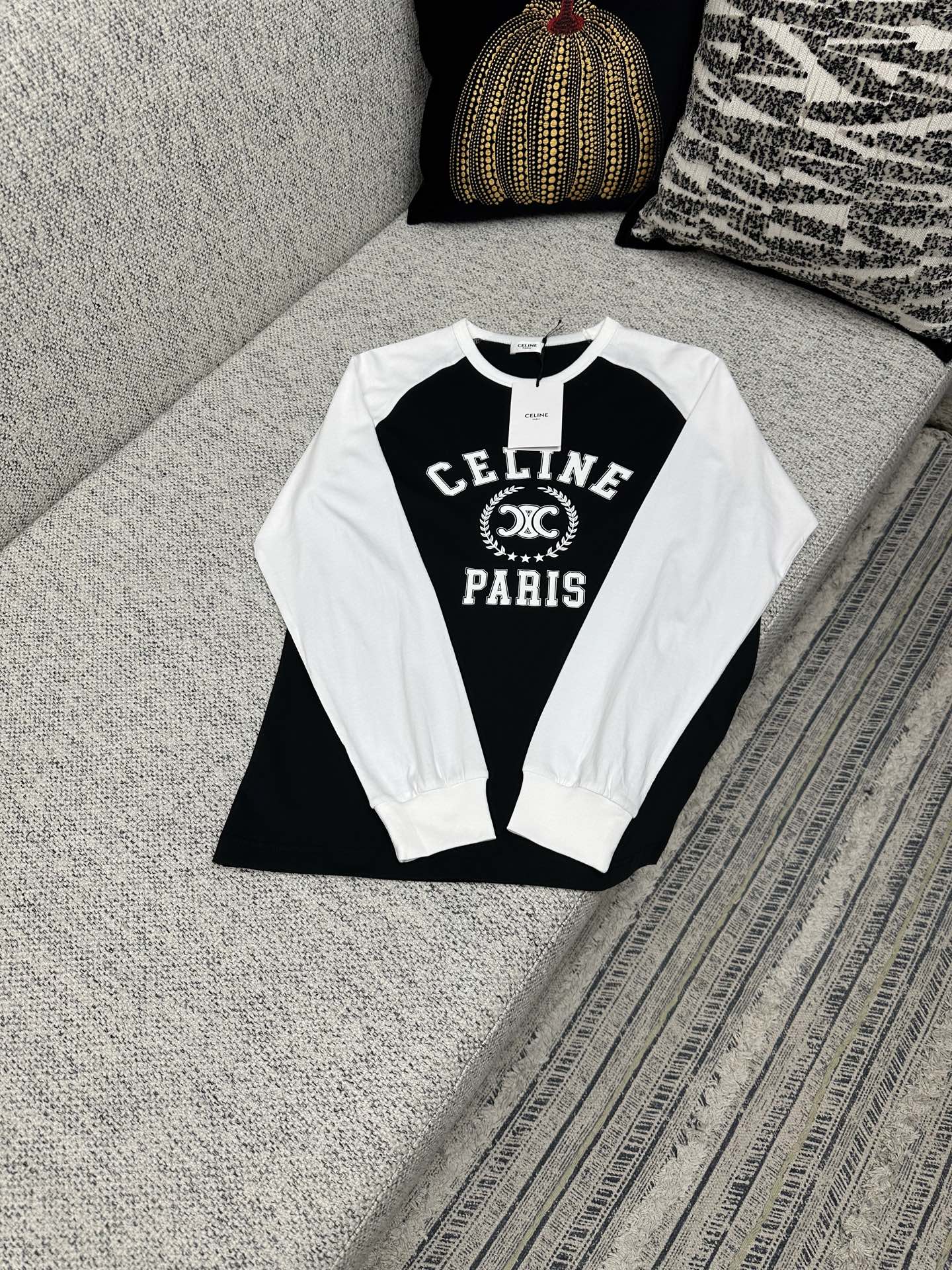 NO:518642,Celine 25ss new printed loose style, ragdoll sleeve T-shirt high version women's black and white Size S.M.L., celine,tees, t-shirt, alexander wang19860909赛琳 25ss新款印花宽松版型,插肩袖T恤 高版本 女款 黑白色 码数S.M.L.,,celine,tees，t-shirt,alexander wang,Men's clothing