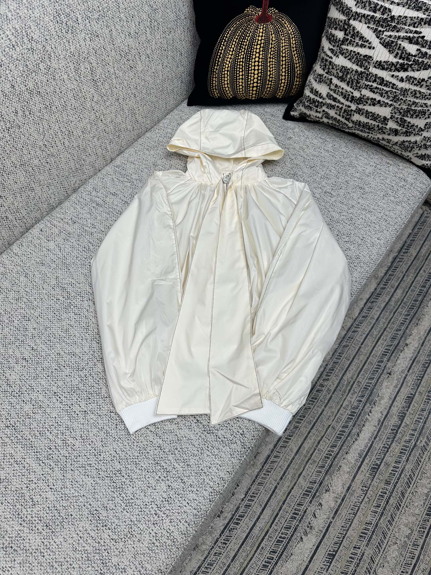 NO:517133,Chanel 25ss new coco beach white silk taffeta butterfly hooded tunic jacket higher version S.M.L., chanel, jackets & coats, hats, alexander wang19860909香奈儿25ss新款 coco beach 白色丝质塔夫绸蝴蝶的连帽束腰外套 高版本 码数S.M.L.,,chanel,jackets & coats,hats,alexander wang,Men's clothing