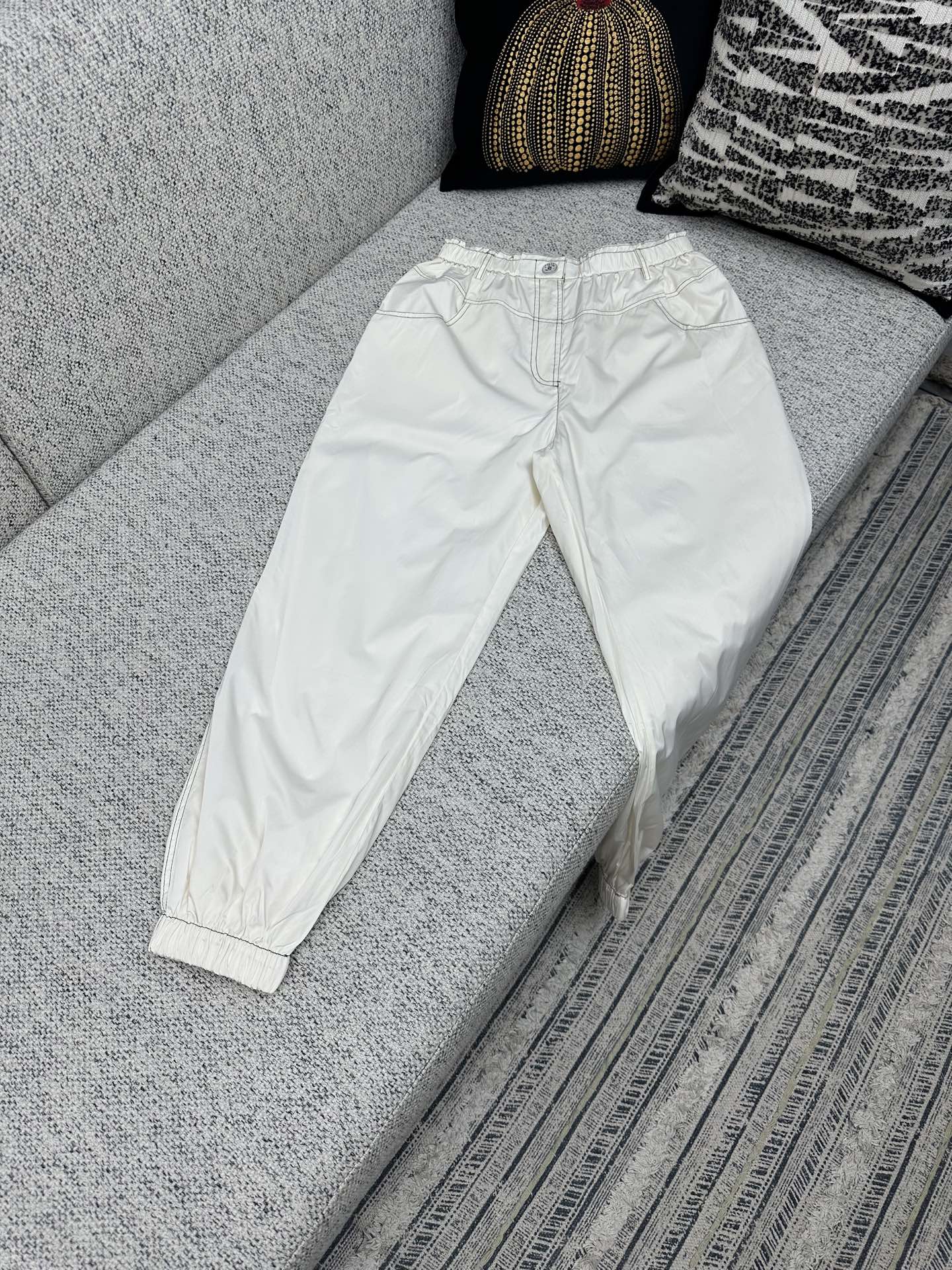 NO:517139,Chanel 25ss new coco beach white silk taffeta trousers with brand embroidery in the back pocket. High-version S.M.L., chanel, alexander wang19860909香奈儿25ss新款 coco beach 白色丝质塔夫绸裤子,后口袋有带有品牌刺绣 高版本 码数S.M.L.,,chanel,alexander wang,Men's clothing