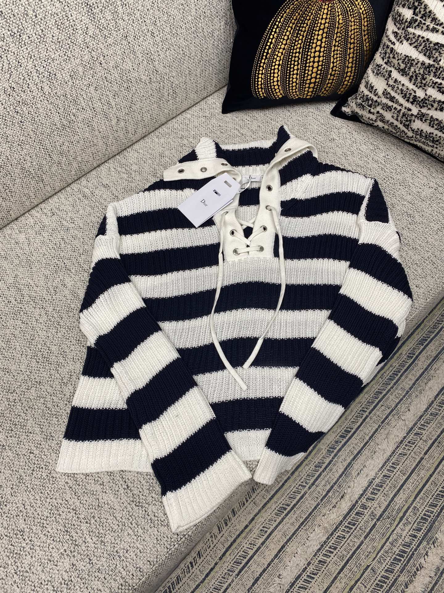 NO:518637,Dior Marinière sweater white and navy blue cotton rib knit fabric carefully crafted in cotton rib knit fabric, decorated with white and navy blue Dior Marinière pattern with sailor collar and lace and metal eyelets on the neckline. It can add a sophistication to a variety of casual looks. S.M.L.,,dior,dior,alexander wang19860909迪奥25 ss训练Dior Marinière 针织衫白色和海军蓝色棉质罗纹针织面料 采用棉质罗纹针织面料精心制作,饰以白色和海军蓝色 Dior Marinière 图案,搭配水手领,领口饰以蕾丝和金属孔眼.可为各式休闲造型增添精致气息. 码数S.M.L.,,dior,dior,alexander wang,Men's clothing