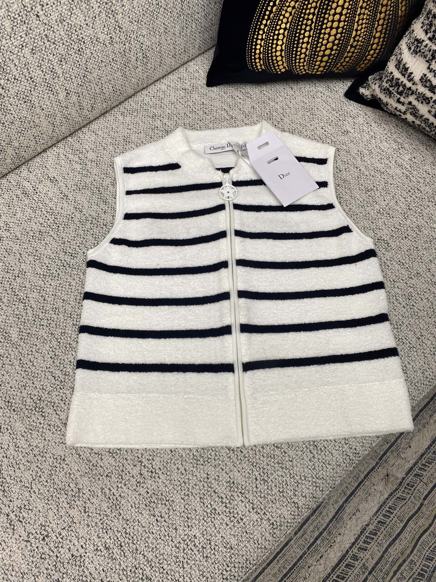 NO:518638,Dior 25ss New Diorviera Zipper Vest This zipper vest comes from the Diorviera limited series, decorated with white and navy blue D-Stripes pattern. It is carefully crafted from cotton-blend wool jersey fabric, with a short style, decorated with ribbed trim and a Christian Dior logo on the back. It can be paired with matching shorts to create a delicate Diorviera look. S.M.L.,,dior,dior,shorts,alexander wang19860909迪奥25ss新款Dioriviera 拉链背心 这款拉链背心来自 Dioriviera 限定系列,饰以白色和海军蓝色 D-Stripes 图案.采用棉质混纺毛圈平纹针织面料精心制作,短款版型,饰以罗纹饰边,背面点缀以 Christian Dior 标志.可与配套的短裤搭配,打造精致的 Dioriviera 造型. 码数S.M.L.,,dior,dior,shorts,alexander wang,Men's clothing