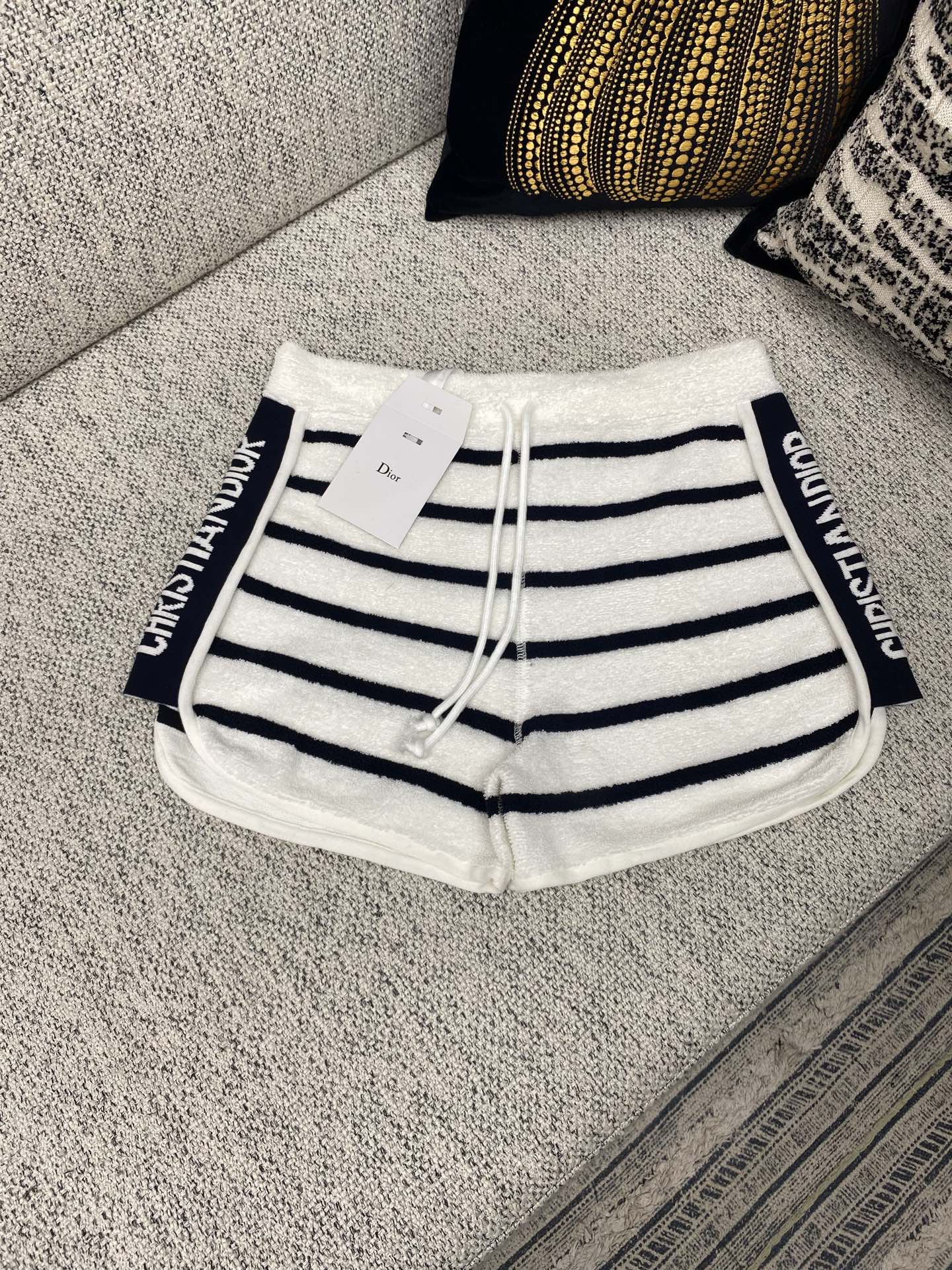 NO:518636,Dior 25ss New Diorviera Shorts White and Navy Blue Cotton-blend Wool Jersey D-Stripes Patterns These shorts are from the Diorviera Limited Collection, decorated in white and navy blue D-Stripes Patterns. They are carefully crafted from cotton-blend Wool Jersey, with a simple silhouette with drawstring waist and the side is decorated with Christian Dior logo. It can be paired with a matching cardigan to create a delicate Diorviera look. S.M.L.,,dior,dior,shorts,alexander wang19860909迪奥25ss新款Dioriviera 短裤 白色和海军蓝色棉质混纺毛圈平纹针织面料 D-Stripes 图案这款短裤来自 Dioriviera 限定系列,饰以白色和海军蓝色 D-Stripes 图案. 采用棉质混纺毛圈平纹针织面料精心制作,简约廓形搭配抽绳腰头,侧面饰以 Christian Dior 标志.可与配套的开衫搭配,打造精致的 Dioriviera 造型. 码数S.M.L.,,dior,dior,shorts,alexander wang,Men's clothing