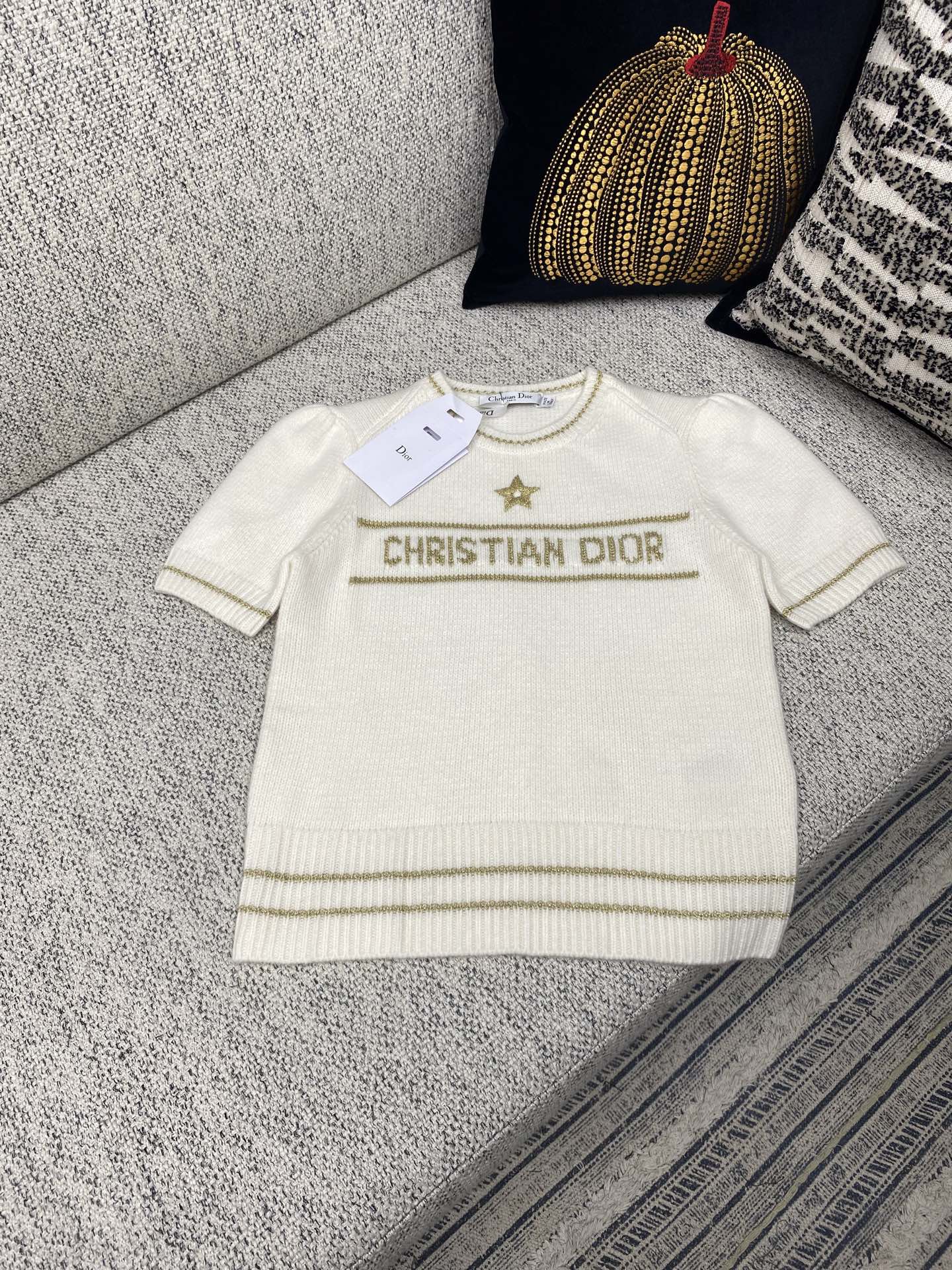 NO:518635,Dior 25ss new short-sleeved sweater is carefully crafted from off-white wool and cashmere fabric to highlight the hand-die Dior Lucky Star and Christian Dior logo. The short-sleeved sleeves have a slightly puffed sleeve effect, and the ribbed details are more refined. It can be matched with various skirts this season to create a fashionable look. S.M.L.,,dior,dior,skirts,T-shirt,alexander wang19860909迪奥25ss新款短袖针织衫 采用米白色绵羊毛和山羊绒织物精心制作,突显手Dior 幸运星和 Christian Dior 标志.短袖略显泡泡袖效果,罗纹细节更显精致.可与本季各式半裙搭配,打造时尚造型. 码数S.M.L.,,dior,dior,skirts,T-shirt,alexander wang,Men's clothing