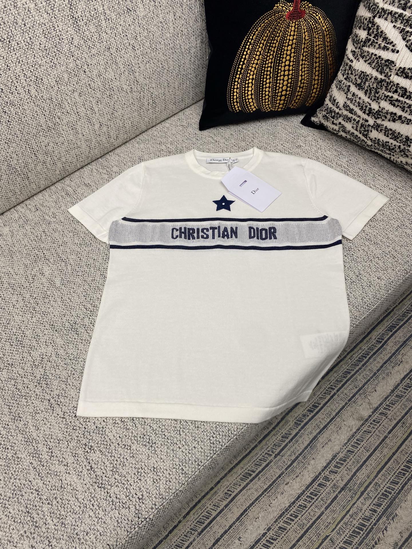 NO:518632,Dior 25ss new round neck star knit short sleeves, letters and star hook pattern on chest, higher version, S.M.L.,,dior,T-shirt,alexander wang19860909迪奥25ss新款圆领星星针织短袖 胸前字母与星星钩花图案 高版本 码数S.M.L.,,dior,T-shirt,alexander wang,Men's clothing