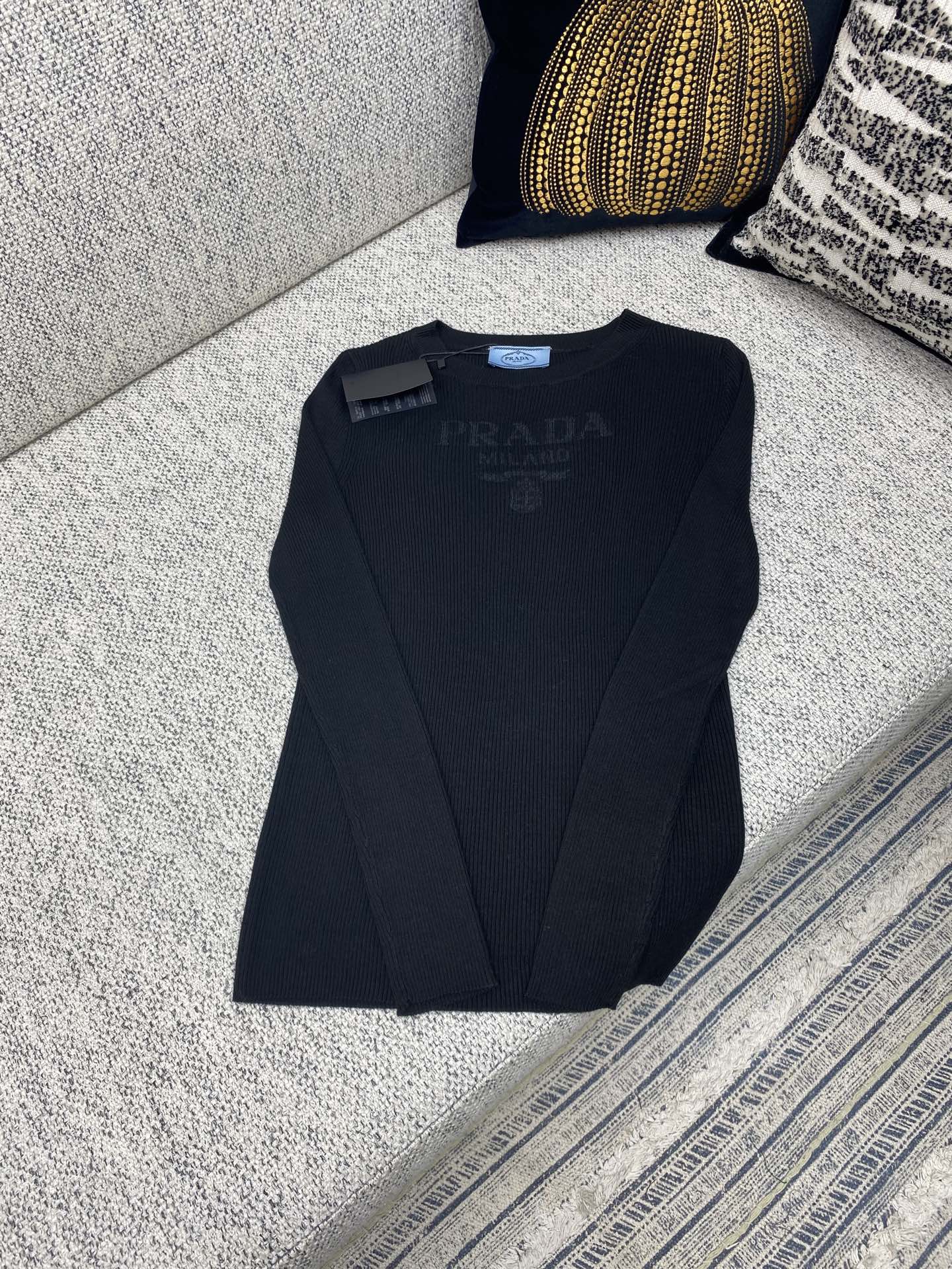 NO:518643,Prada 25ss new worsted wool round neck sweater This round neck sweater is novel and reinterpreted with traditional knitted sweaters. It is made of Prada's signature knitted items, and it is simple to shape. The worsted wool fabric has delicate texture, light texture and outstanding fiber length, which is precious and gorgeous. After the baptism of time, it still keeps the silhouette of the clothing unchanged. S.M.L.,,prada,prada,sweaters,alexander wang19860909普拉达25ss新款精纺羊毛圆领毛衣这款圆领毛衣新颖重释传统针织衫,取材Prada标志性针织单品惯用的特色精纺羊毛面料,塑就简约廓形.精纺羊毛面料呈细腻的纹理、轻盈的质感和出众的纤维长度,珍贵华美,历经时光洗礼,依然保持服装廓形不变. 码数S.M.L.,,prada,prada,sweaters,alexander wang,Men's clothing