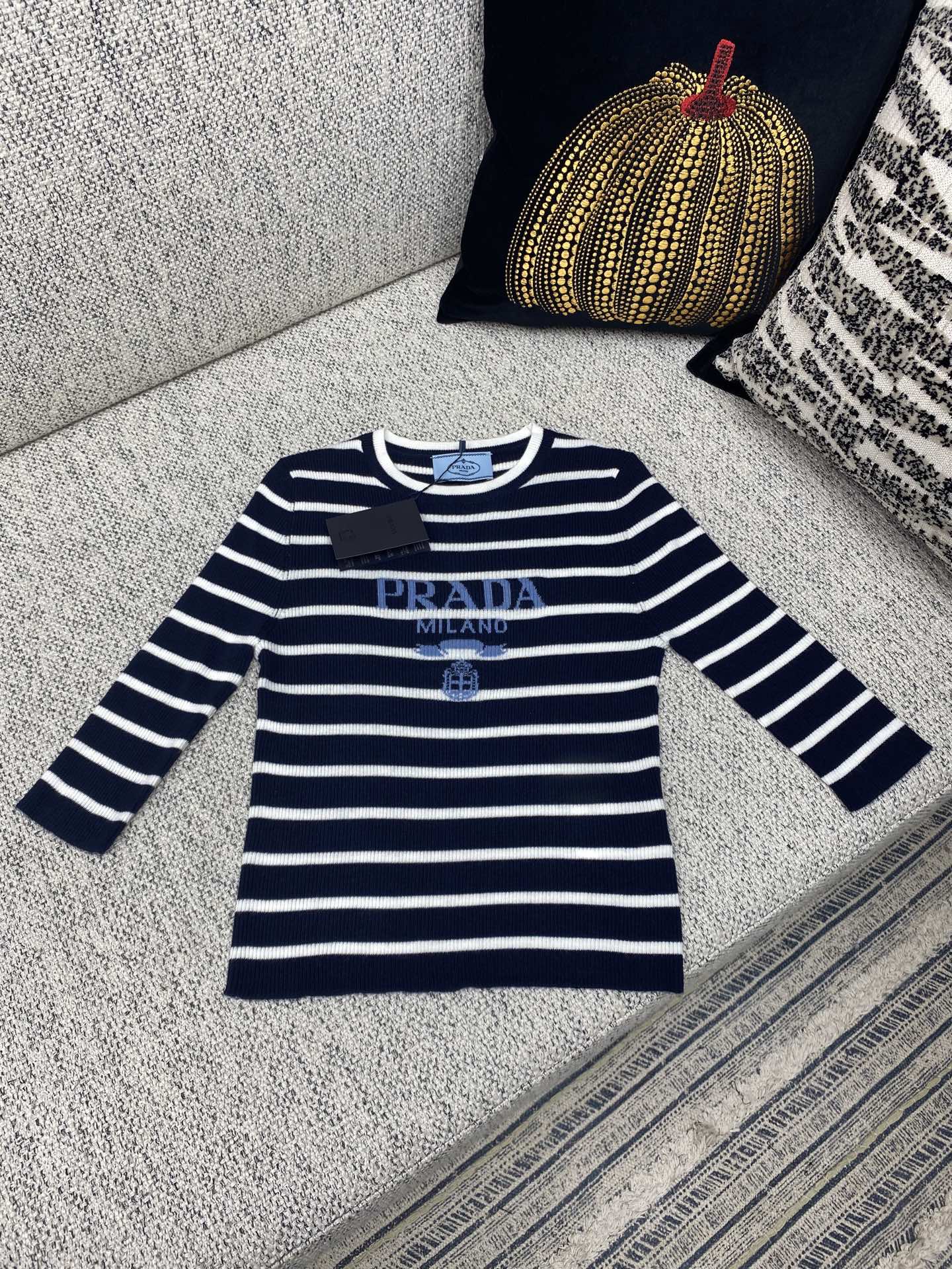 NO:518639,Prada 25ss new worsted wool shirt is made of P's iconic sweater series, creating timeless simple lines. The worsted wool has a delicate texture, light texture and outstanding fiber length, and can last for a long time without deformation. High-version Number: S.M.L.,,prada,alexander wang19860909普拉达25ss新品精纺羊毛小衫 采用P标志性针织衫系列惯用的精纺羊毛打造,呈现隽永的简约线条.精纺羊毛别具细腻纹理、轻盈质感和出众的纤维长度,能够经久而不变形. 高版本 码数: S.M.L.,,prada,alexander wang,Men's clothing