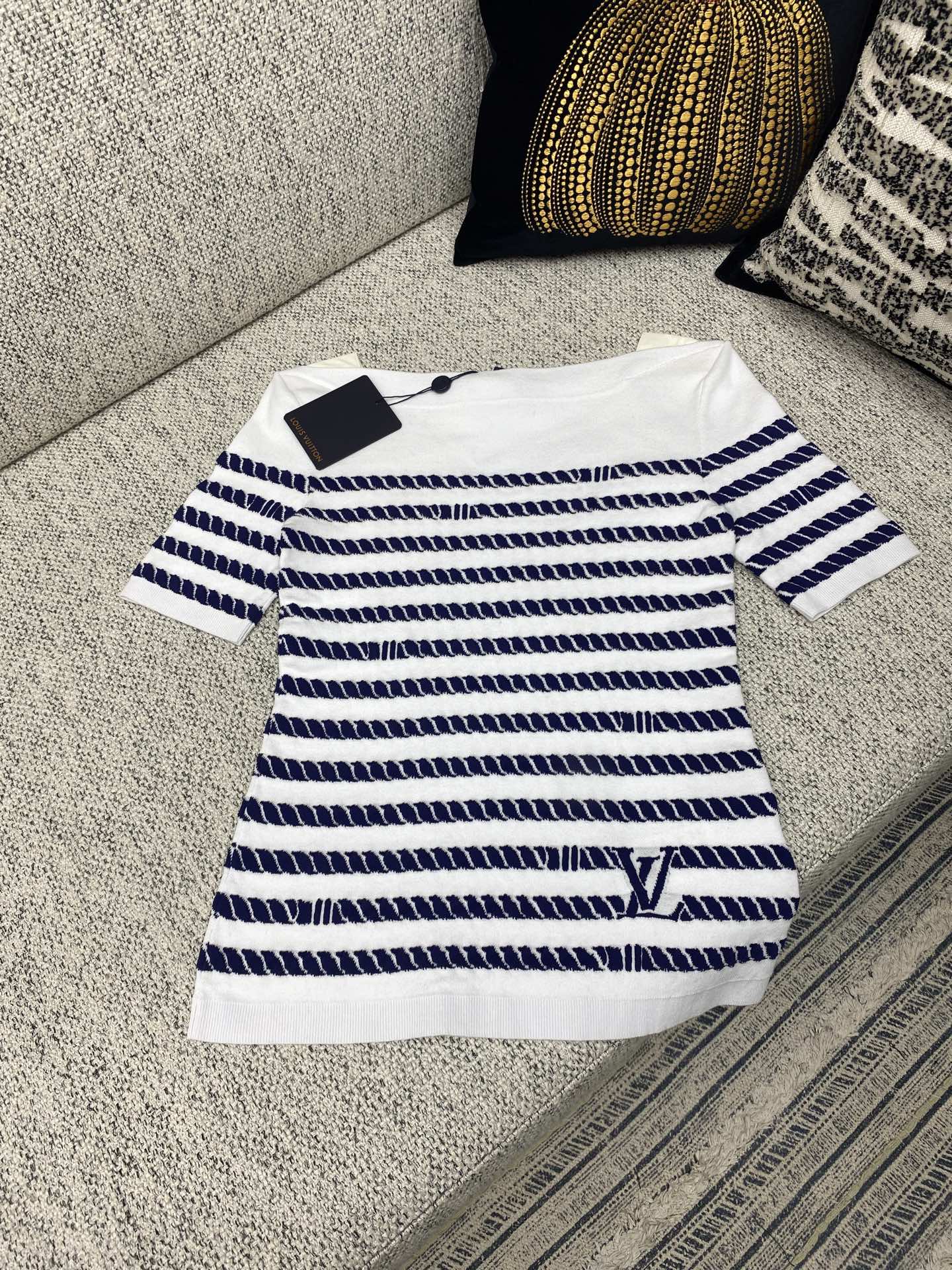 NO:518633,Donkey 25ss new rope striped sweater This sweater is made of soft and breathable cotton, and is decorated with short sleeves and elegant flat collars. The sailor stripes are interesting to interpret the rope elements, pointing out the modern interpretation of navigation style in the new season of Nautical series. The LV letters at the rear mark the brand identity. S.M.L.,,louis vuitton,louis vuitton,louis vuitton,T-shirt,alexander wang19860909驴家25ss新款绳索条纹针织衫 本款针织衫取材柔软透气棉料,以短袖及雅致平领点缀修身廓形.水手条纹妙趣演绎绳索元素,点明新季 Nautical 系列对航海风尚的摩登诠释.后部 LV 字母标记品牌身份. 码数S.M.L.,,louis vuitton,louis vuitton,louis vuitton,T-shirt,alexander wang,Men's clothing