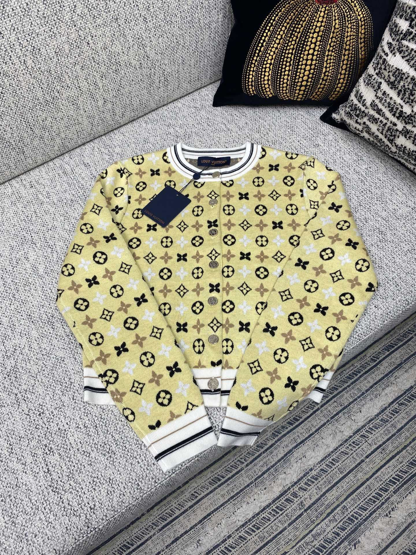 NO:519242,The new model of Lujia 25ss Liu Yifei, the same as the yellow short full-flower jacquard knitted cardigan, the higher version, the size S.M.L.,,louis vuitton,louis vuitton,alexander wang19860909驴家25ss新款刘亦菲同款 黄色短款满花提花针织开衫 高版本 码数S.M.L.,,louis vuitton,louis vuitton,alexander wang,Men's clothing