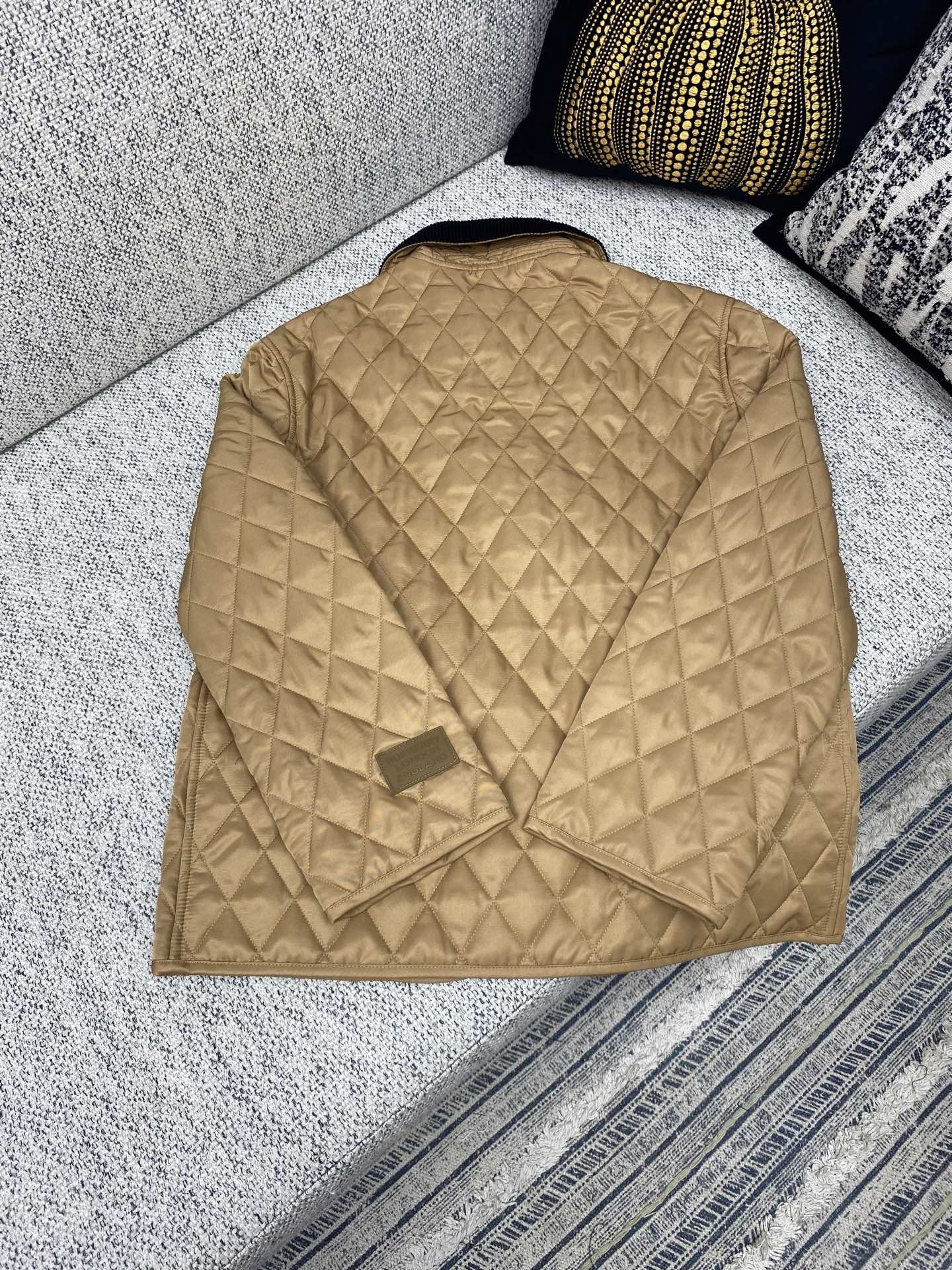 💰360 巴宝莉         25ss新款拼色灯芯翻领格纹绗缝长袖棉服 早春穿搭 高版本
码数：S.M.L.XL.