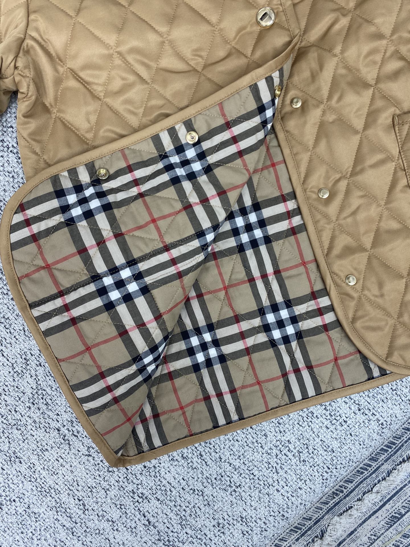 💰360 巴宝莉         25ss新款拼色灯芯翻领格纹绗缝长袖棉服 早春穿搭 高版本
码数：S.M.L.XL.