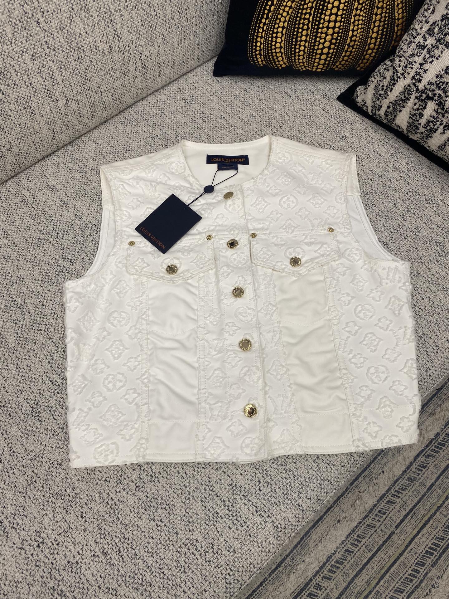 NO:519240,The new MONOGRAM flower-cut sleeveless denim jacket with a simple tannin cloth cut into a box shape, which uses a flower-cut Monogram pattern to set off the rich texture. The unique inlays on the shoulders and flip pockets have rich structural appearance, and the bright metal parts are finished with the finishing touch. The number of 34.36.38.,,louis vuitton,louis vuitton,jackets & coats,alexander wang19860909驴家25ss新款MONOGRAM 剪花无袖牛仔夹克 无袖夹克选用素净丹宁布裁出闲雅箱型廓形,以剪花 Monogram 图案烘托丰盈肌理.肩部和翻盖口袋的别致嵌饰丰富结构观感,莹亮金属件点睛细节. 码数34.36.38.,,louis vuitton,louis vuitton,jackets & coats,alexander wang,Men's clothing