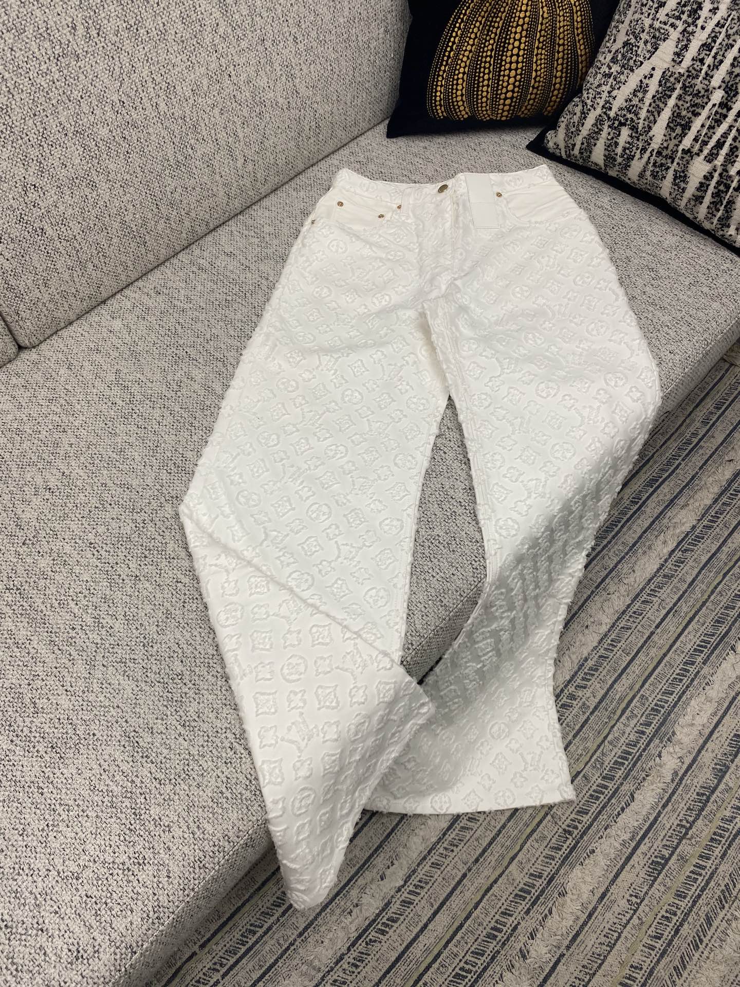 NO:519234,Donkey 25ss new MONOGRAM flower cut jeans This jeans are cut into a high-waisted flared silhouette with a crisp cotton cloth, and then use the Monogram flower cut texture to release a fresh summer atmosphere. The plain inlay between the pocket and the back adds texture contrast, and dazzling metal parts and large leather belt rings enrich details. The number of 36.38.40.,,louis vuitton,louis vuitton,jeans,alexander wang19860909驴家25ss新款MONOGRAM 剪花牛仔裤 本款牛仔裤以挺括棉布裁出高腰喇叭廓形,再借 Monogram 剪花纹理释放清新夏日气息.口袋与后部的素净嵌饰增添质感反差,耀目金属件和大号皮革束带圈丰富细节. 码数36.38.40.,,louis vuitton,louis vuitton,jeans,alexander wang,Men's clothing