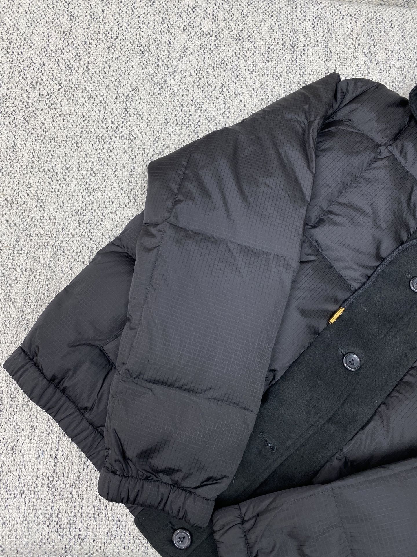 驴家 25ss新款拉链夹克取材轻盈防水锦纶塔夫绸，为休闲廓形含蓄融入 Monogram 元素，搭配工致拉