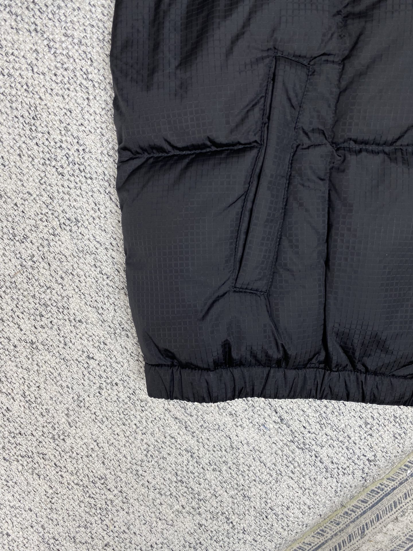 驴家 25ss新款拉链夹克取材轻盈防水锦纶塔夫绸，为休闲廓形含蓄融入 Monogram 元素，搭配工致拉