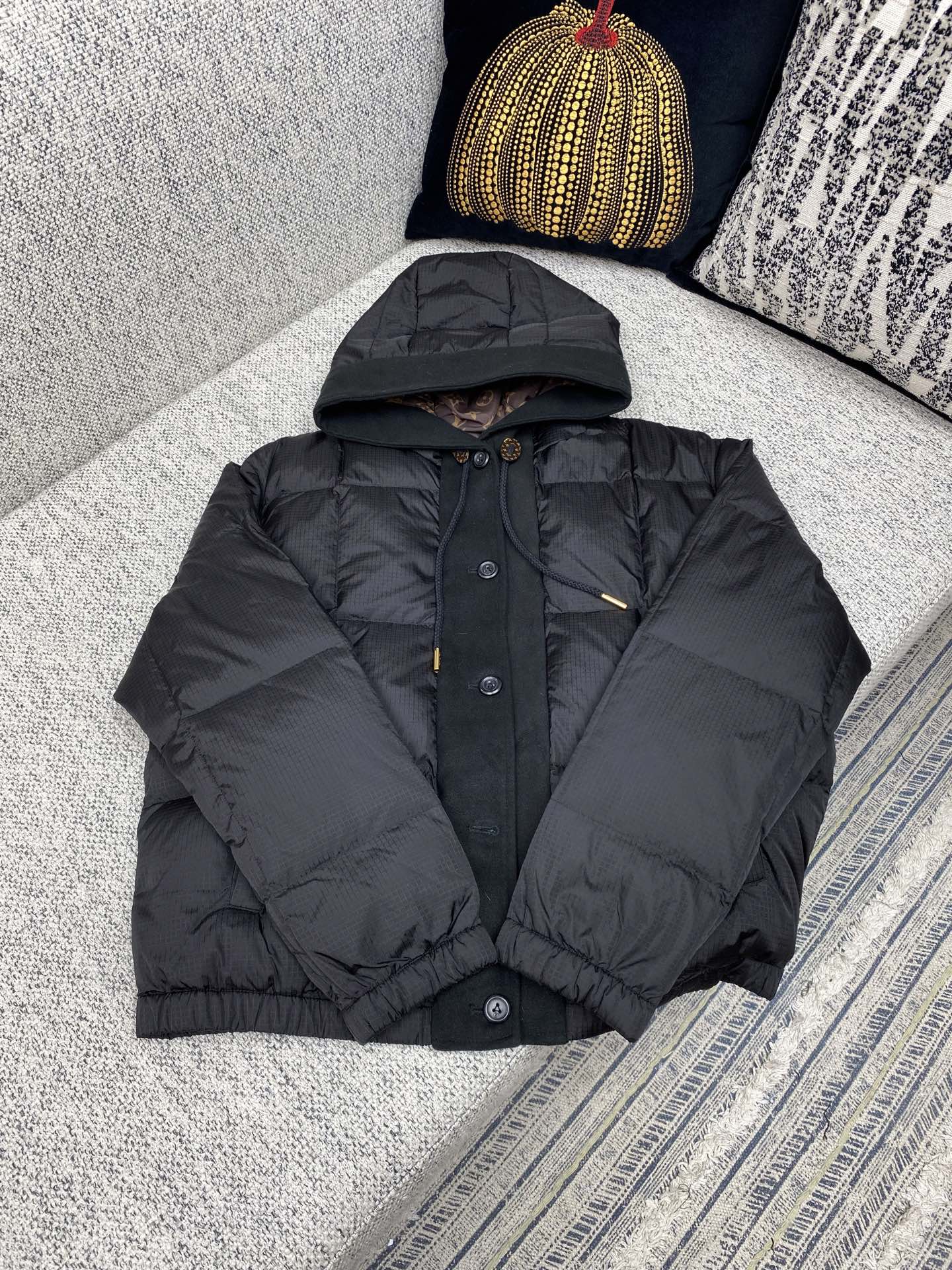 驴家 25ss新款拉链夹克取材轻盈防水锦纶塔夫绸，为休闲廓形含蓄融入 Monogram 元素，搭配工致拉