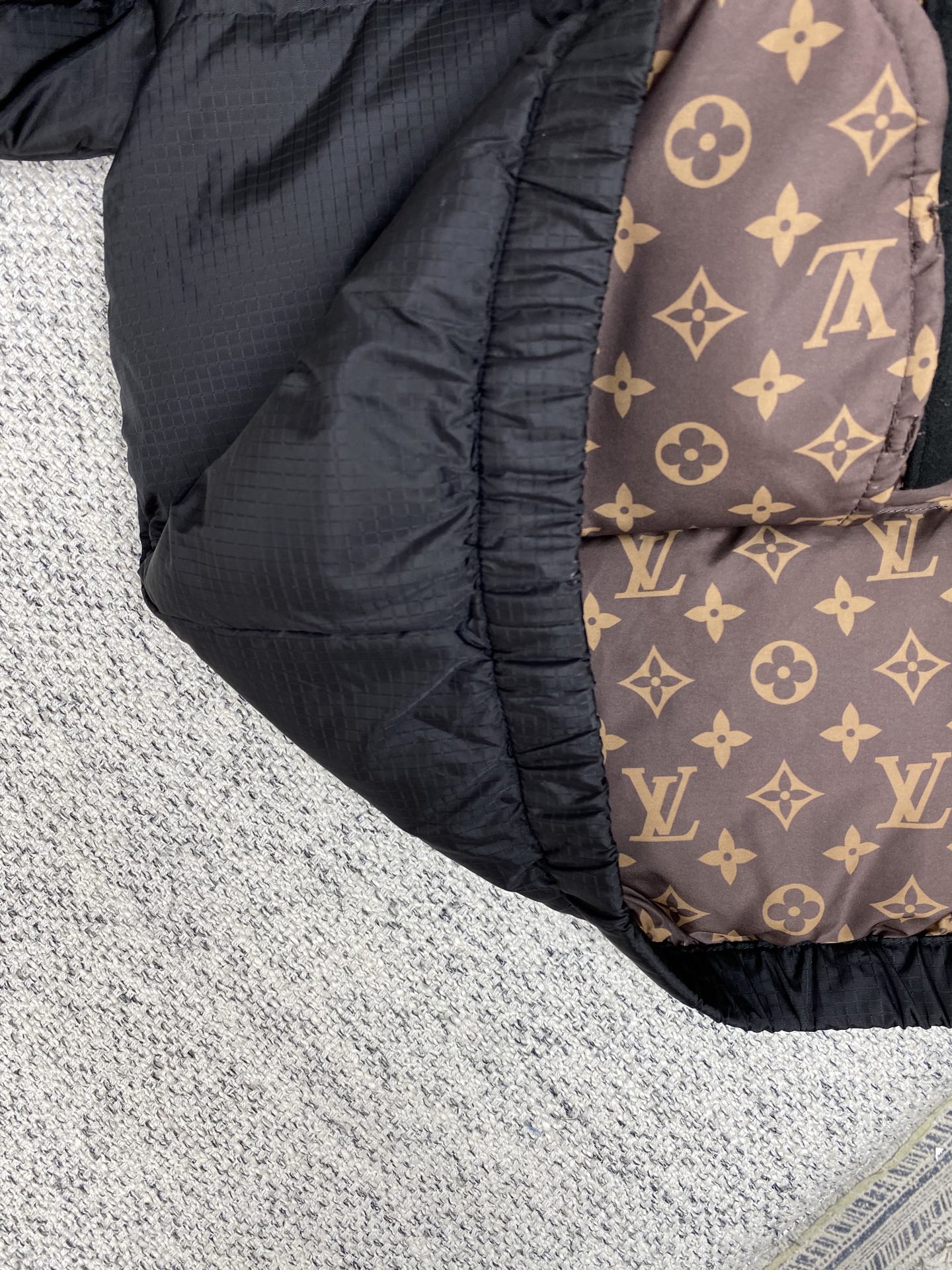 驴家 25ss新款拉链夹克取材轻盈防水锦纶塔夫绸，为休闲廓形含蓄融入 Monogram 元素，搭配工致拉