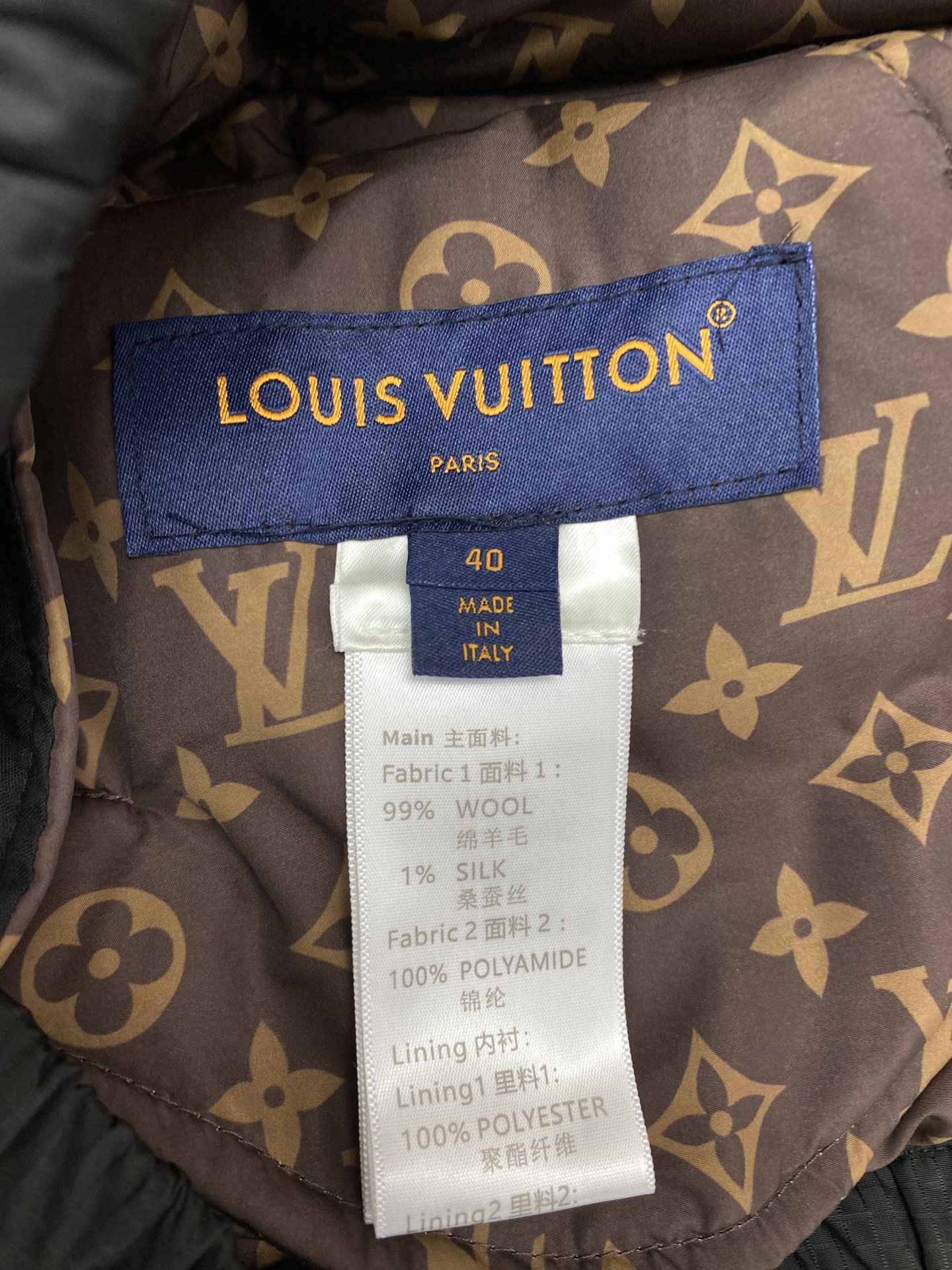 驴家 25ss新款拉链夹克取材轻盈防水锦纶塔夫绸，为休闲廓形含蓄融入 Monogram 元素，搭配工致拉