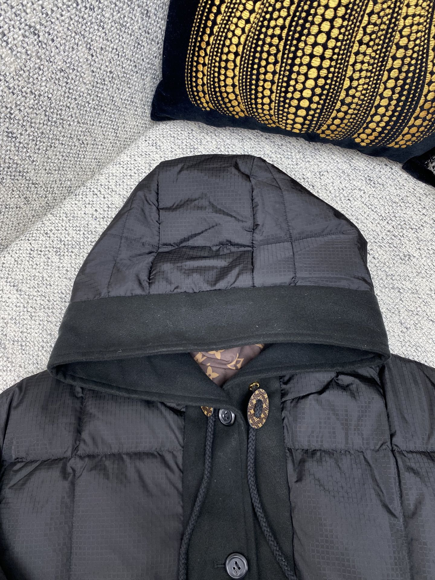 驴家 25ss新款拉链夹克取材轻盈防水锦纶塔夫绸，为休闲廓形含蓄融入 Monogram 元素，搭配工致拉