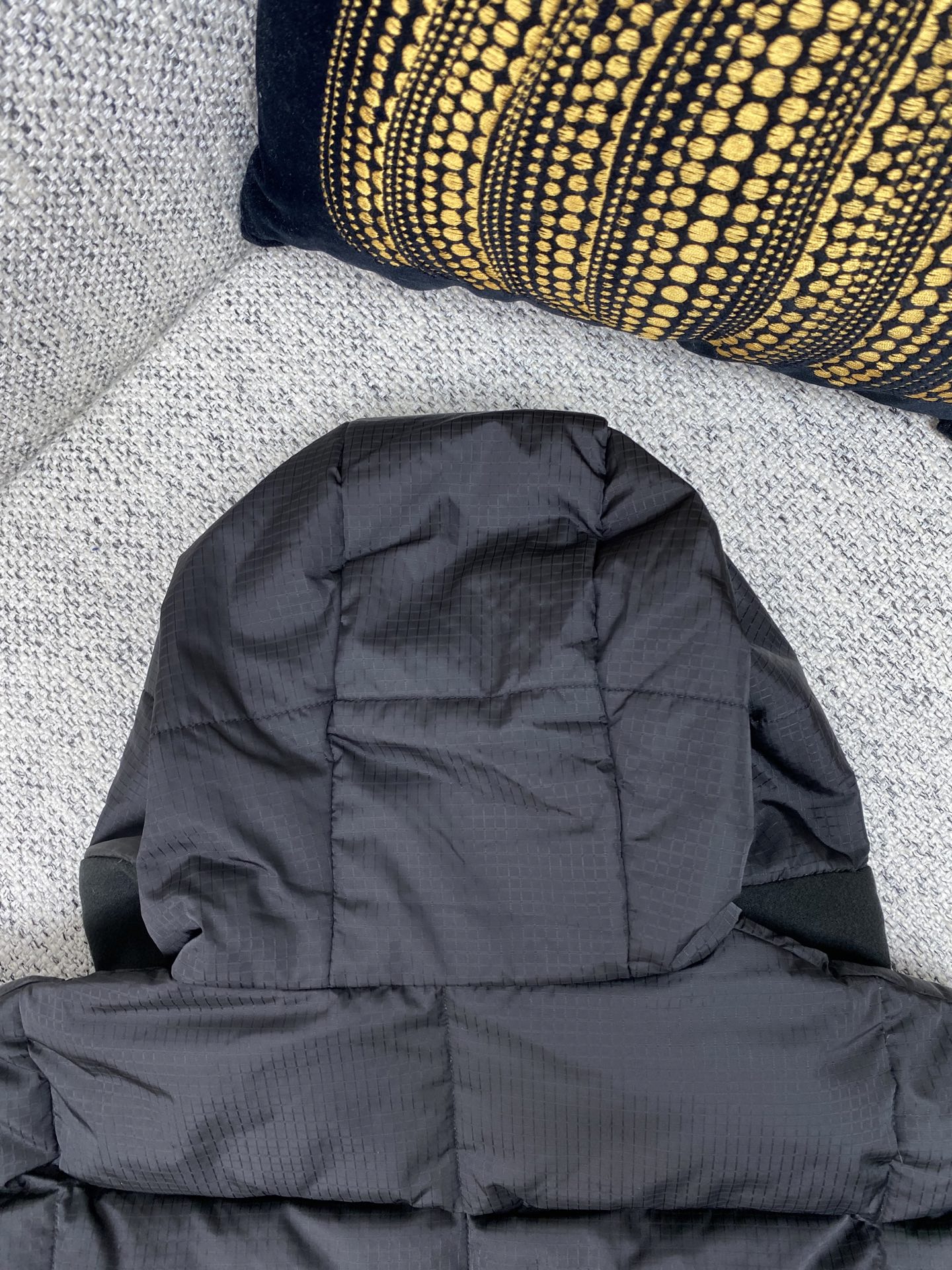 驴家 25ss新款拉链夹克取材轻盈防水锦纶塔夫绸，为休闲廓形含蓄融入 Monogram 元素，搭配工致拉