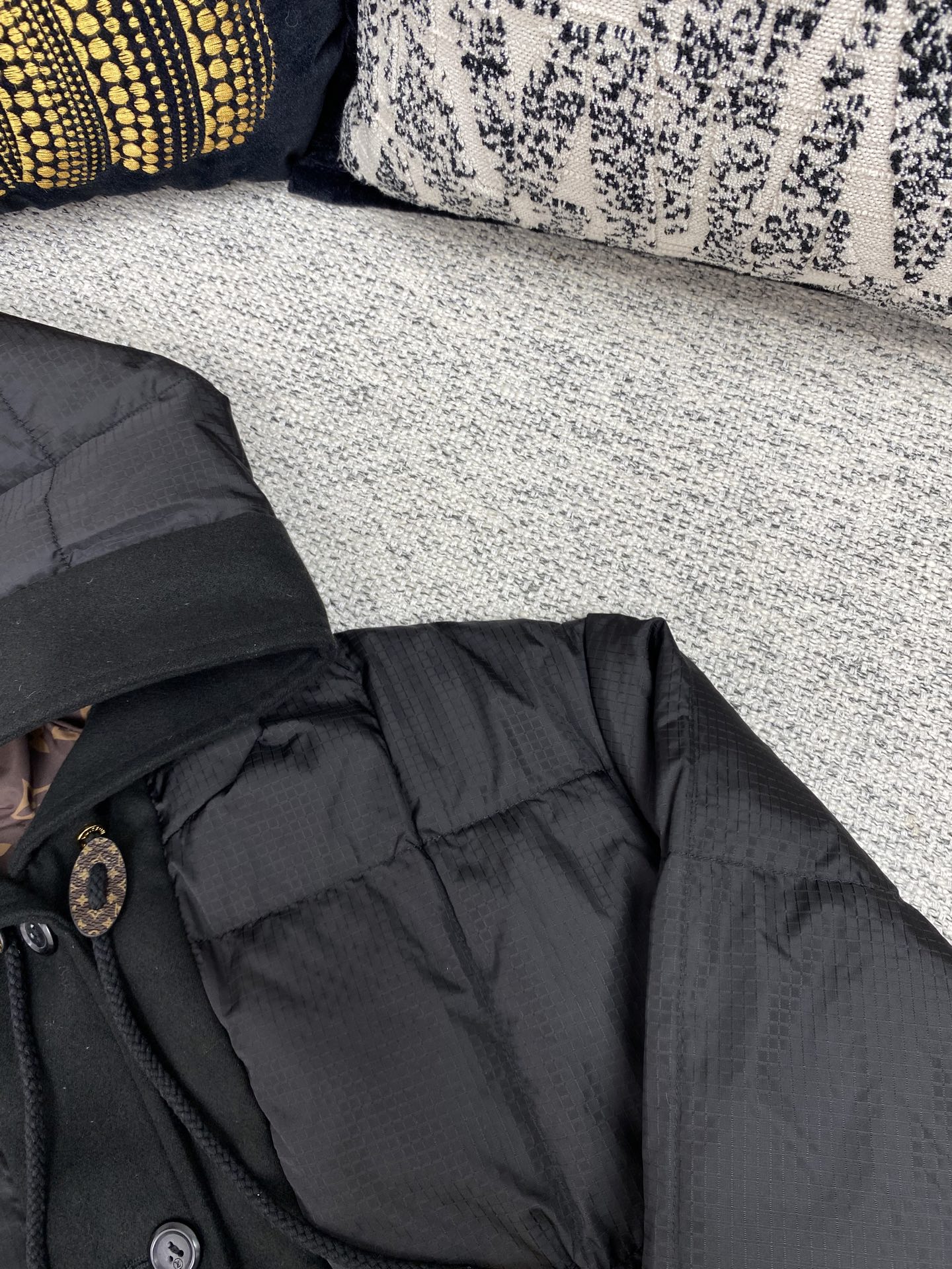 驴家 25ss新款拉链夹克取材轻盈防水锦纶塔夫绸，为休闲廓形含蓄融入 Monogram 元素，搭配工致拉