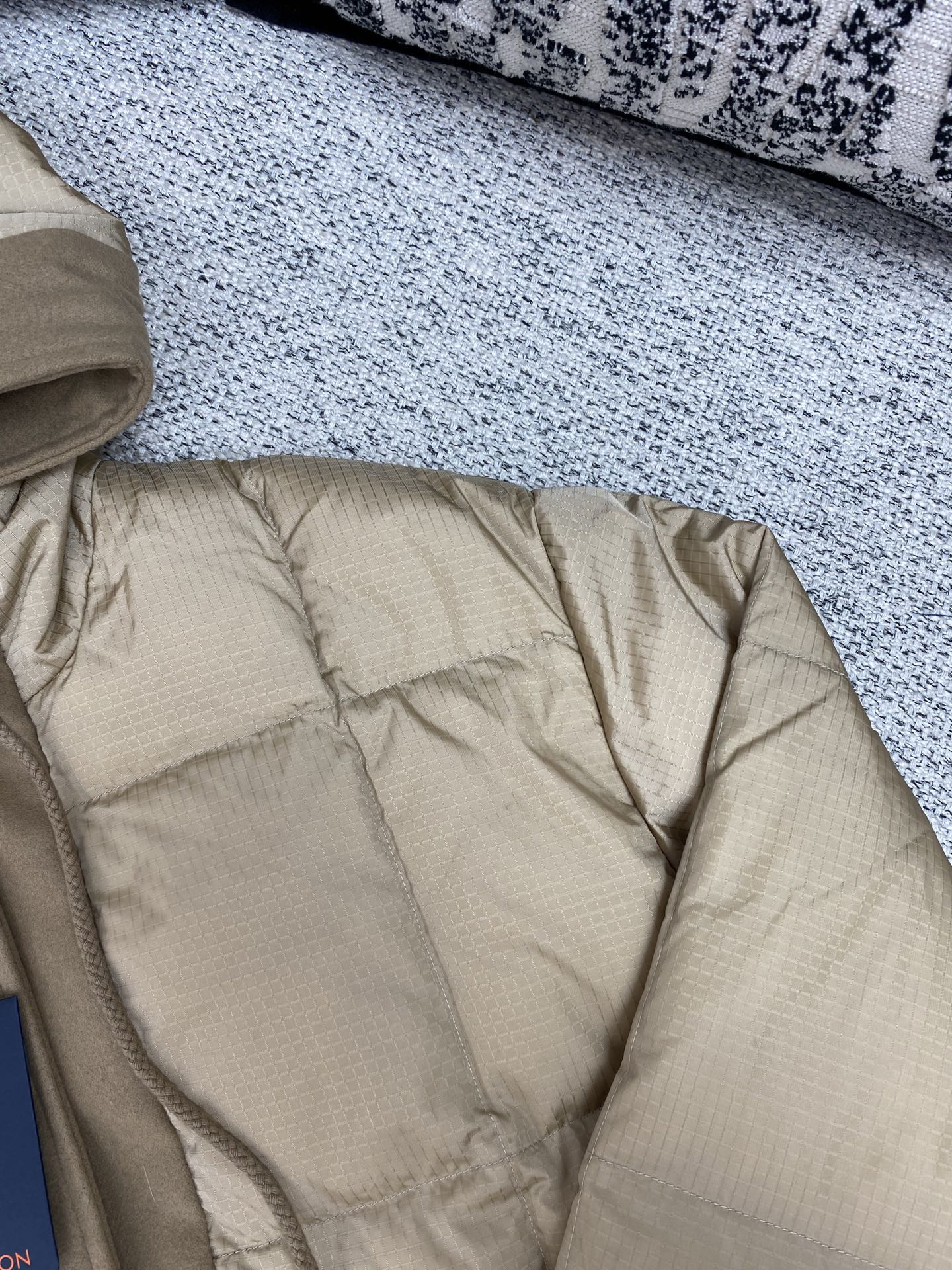 驴家 25ss新款拉链夹克取材轻盈防水锦纶塔夫绸，为休闲廓形含蓄融入 Monogram 元素，搭配工致拉