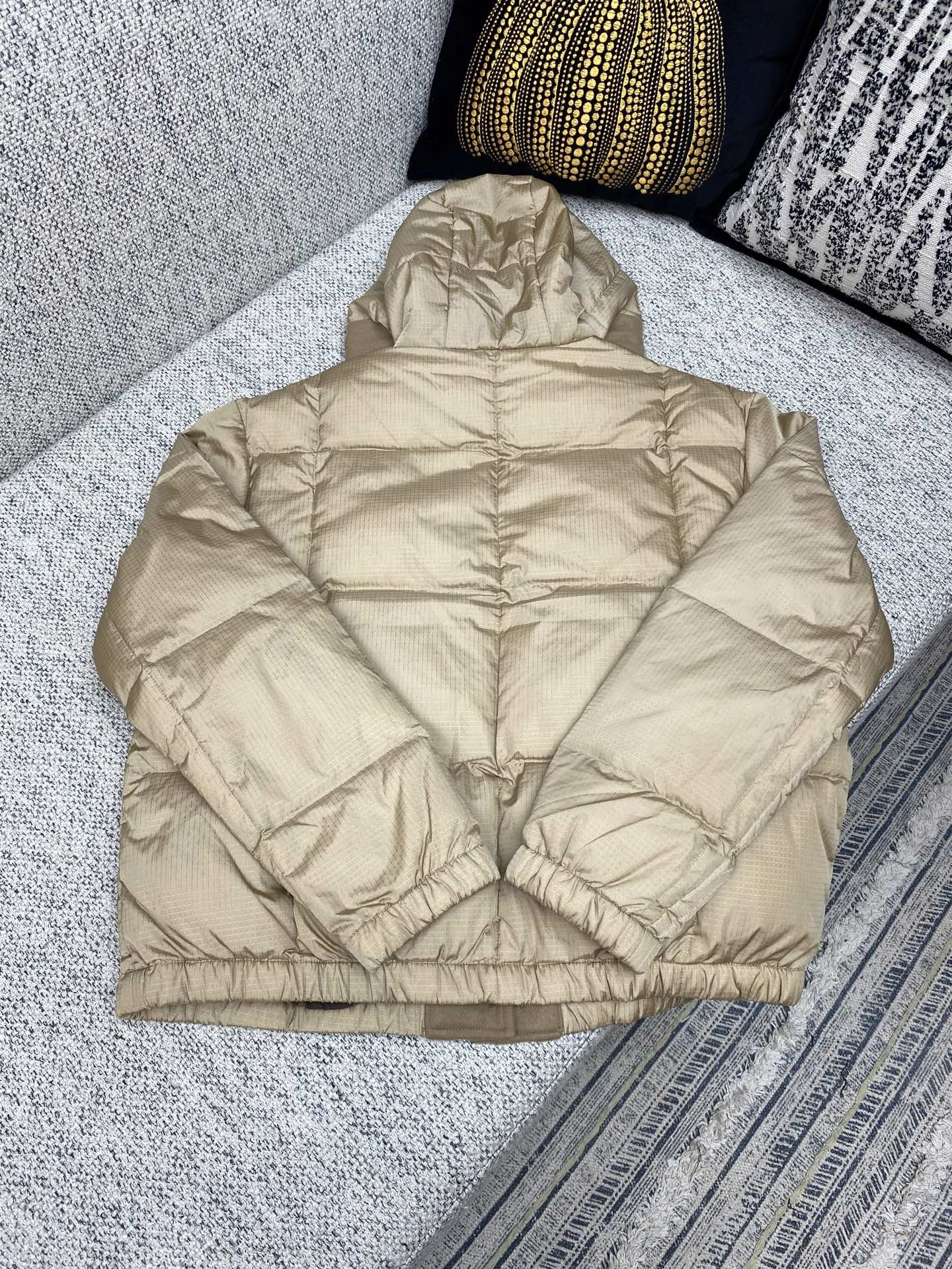 驴家 25ss新款拉链夹克取材轻盈防水锦纶塔夫绸，为休闲廓形含蓄融入 Monogram 元素，搭配工致拉