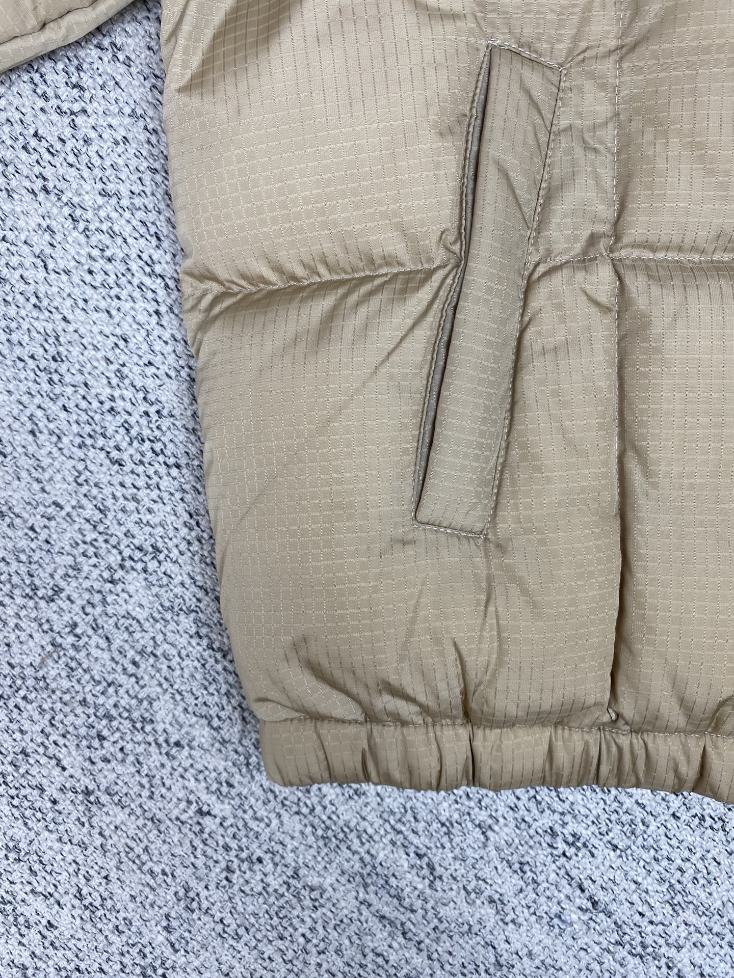 驴家 25ss新款拉链夹克取材轻盈防水锦纶塔夫绸，为休闲廓形含蓄融入 Monogram 元素，搭配工致拉