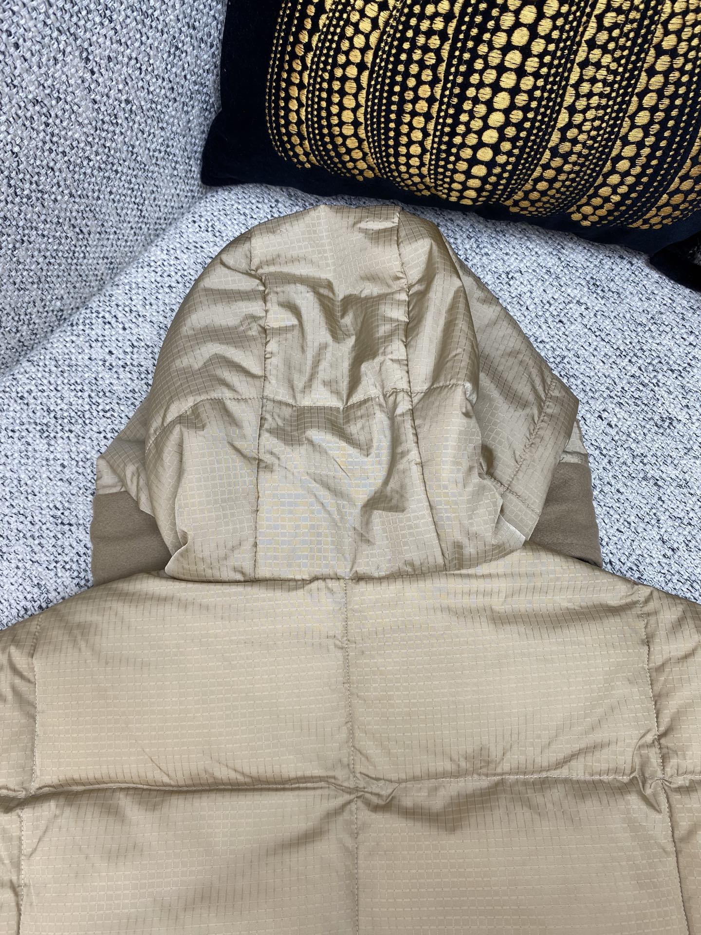 驴家 25ss新款拉链夹克取材轻盈防水锦纶塔夫绸，为休闲廓形含蓄融入 Monogram 元素，搭配工致拉