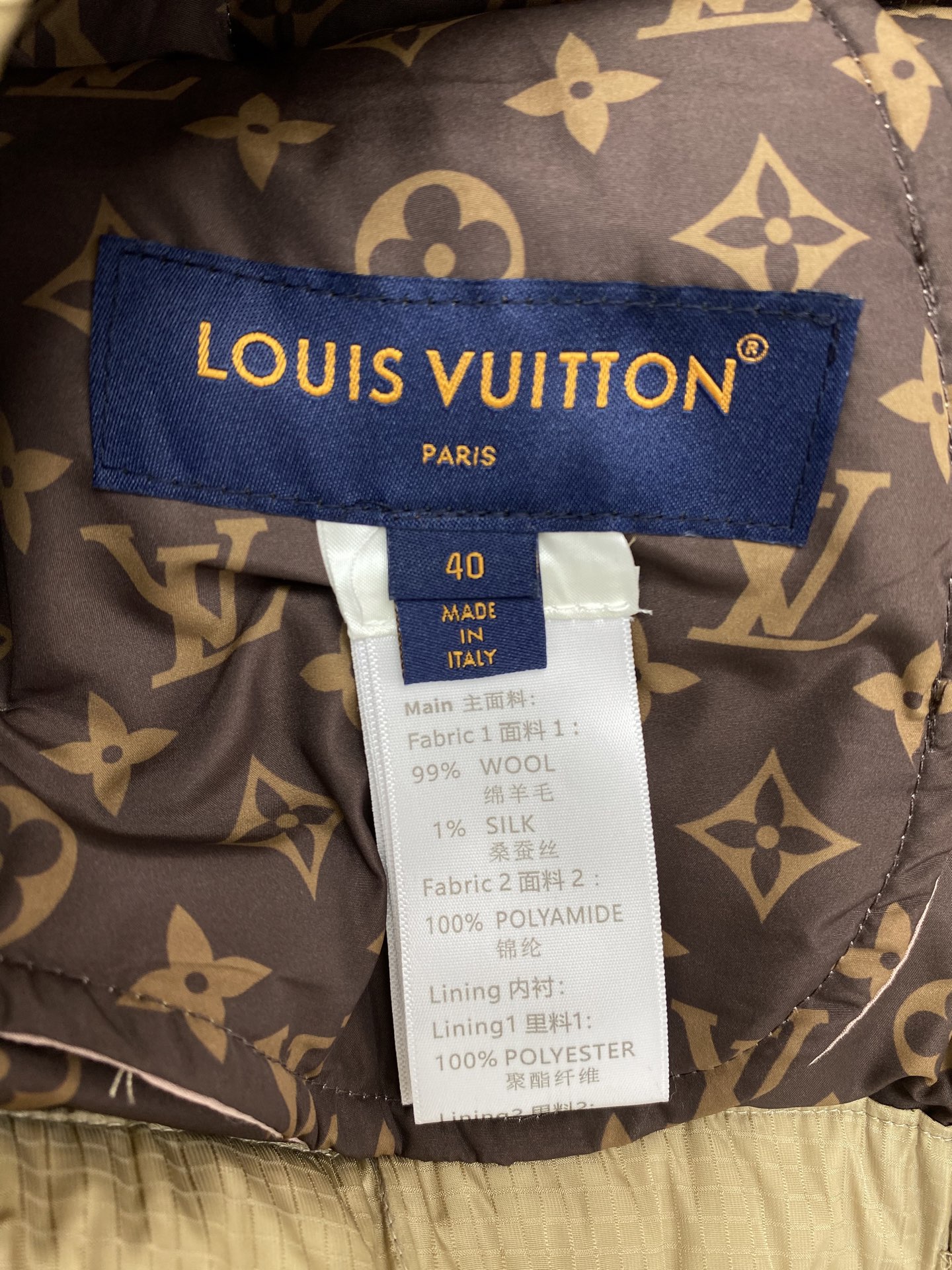 驴家 25ss新款拉链夹克取材轻盈防水锦纶塔夫绸，为休闲廓形含蓄融入 Monogram 元素，搭配工致拉