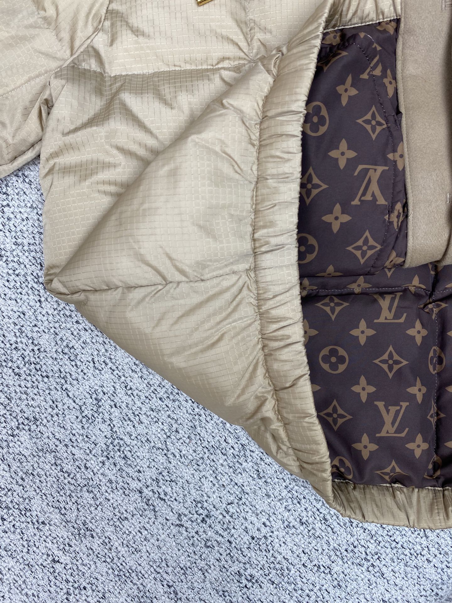 驴家 25ss新款拉链夹克取材轻盈防水锦纶塔夫绸，为休闲廓形含蓄融入 Monogram 元素，搭配工致拉