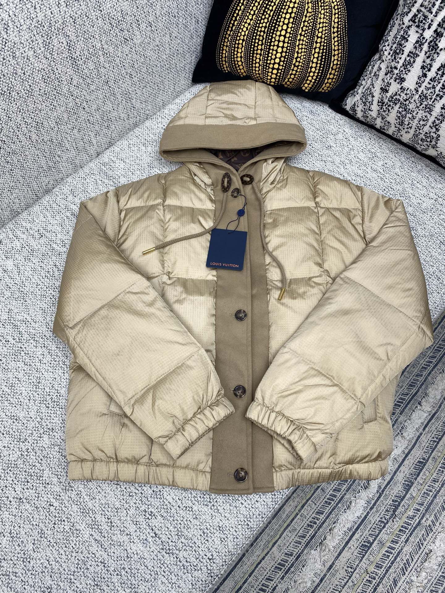 NO:522899,Donkey 25ss new zipper jacket is made of lightweight waterproof nylon taffeta, which implicitly incorporates Monogram elements for casual silhouettes, and is matched with a craftsmanship zippered front pocket. Adjustable drawstring hood interprets the dynamic shape, and elastic cuffs are equipped with snaps. Size 40.42.44.46.,,louis vuitton,louis vuitton,jackets & coats,hats,alexander wang19860909驴家 25ss新款拉链夹克取材轻盈防水锦纶塔夫绸,为休闲廓形含蓄融入 Monogram 元素,搭配工致拉链前袋.可调节抽绳风帽演绎动感型格,弹性袖口配有按扣. 码数40.42.44.46.,,louis vuitton,louis vuitton,jackets & coats,hats,alexander wang,Men's clothing