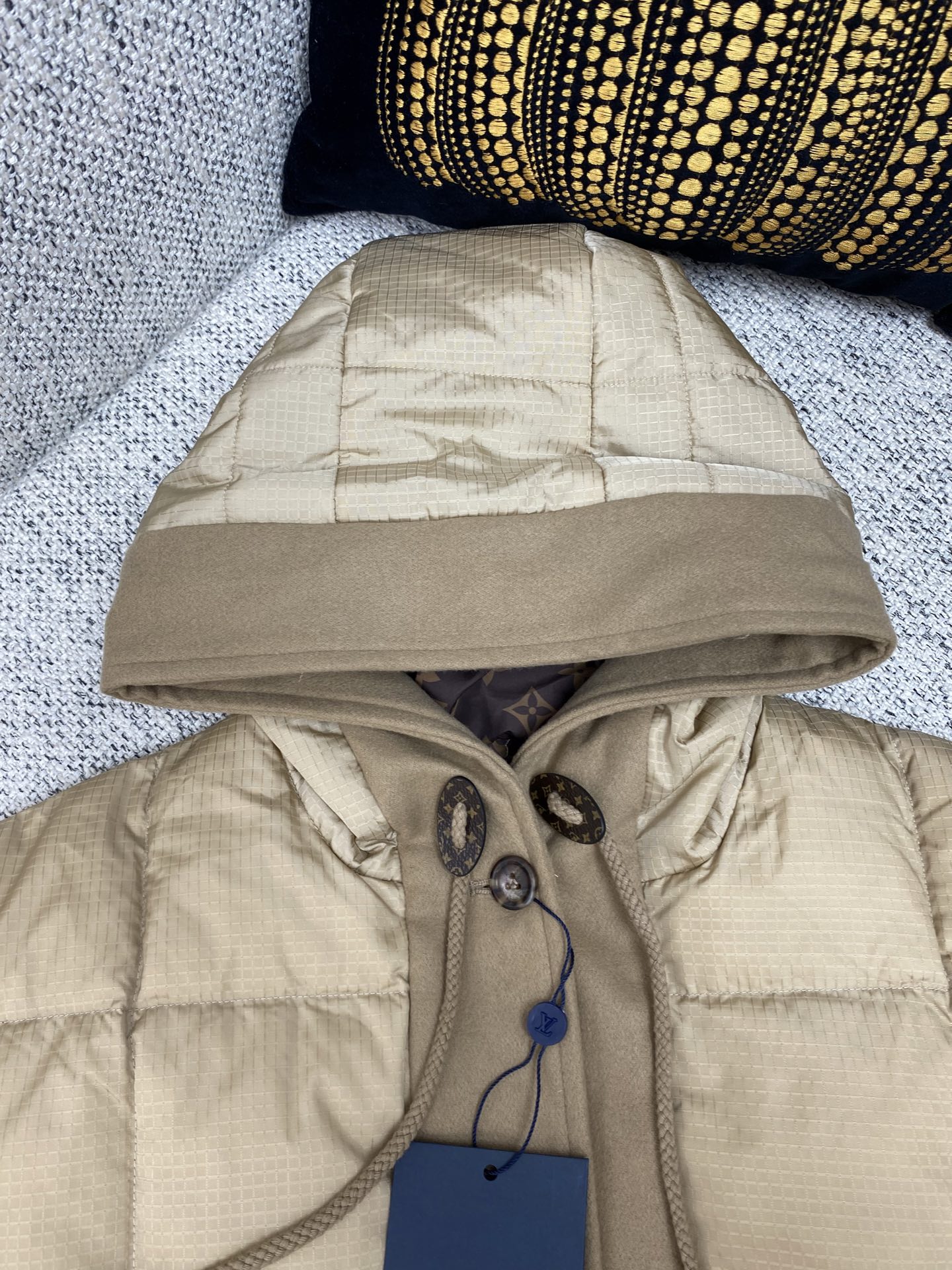 驴家 25ss新款拉链夹克取材轻盈防水锦纶塔夫绸，为休闲廓形含蓄融入 Monogram 元素，搭配工致拉