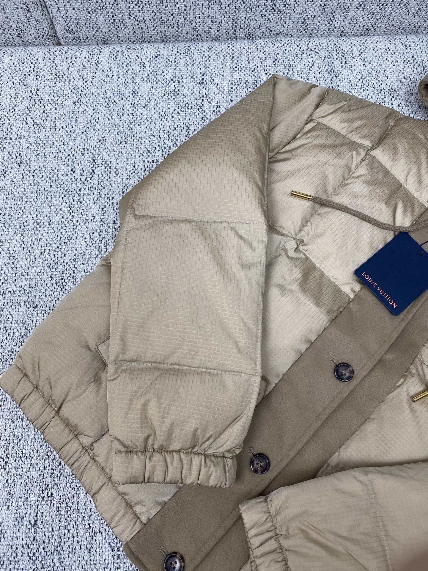 驴家 25ss新款拉链夹克取材轻盈防水锦纶塔夫绸，为休闲廓形含蓄融入 Monogram 元素，搭配工致拉