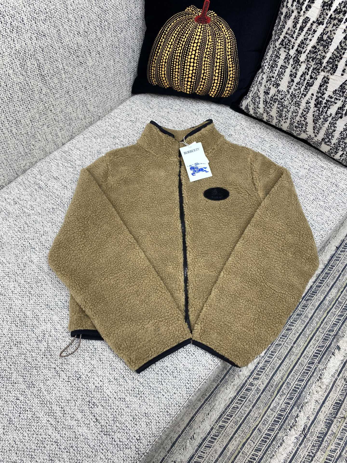 NO:522895,Burberry 25ss new short stuffed jacket, short stuffed jacket, made of wool-blend fabric, presents a slim fit, paired with breathable mesh lining. Embellished with terry knight's seal decals, originated from the 1980s brand bag model. S.M.L, burberry, jackets & coats, alexander wang19860909巴宝莉25ss新短款绒头夹克短款绒头夹克,选用羊毛混纺面料打造.呈现修身版型,搭配透气网眼内衬.点缀毛巾布骑士印章贴花,源自 1980 年代品牌包款的典藏图案. 码数S.M.L,,burberry,jackets & coats,alexander wang,Men's clothing