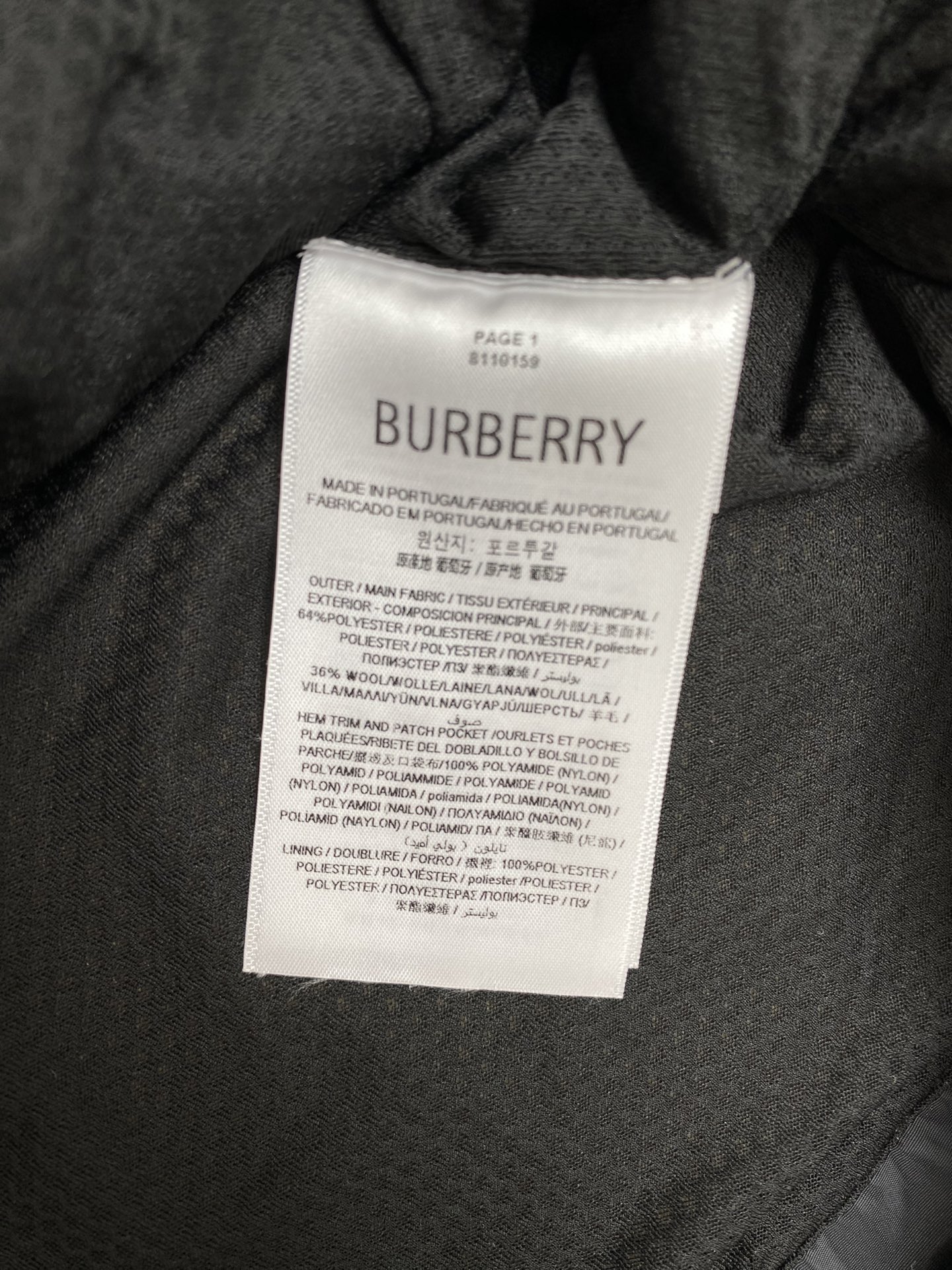 巴宝莉 25ss新短款绒头夹克短款绒头夹克，选用羊毛混纺面料打造。呈现修身版型，搭配透气网眼内衬。点缀毛