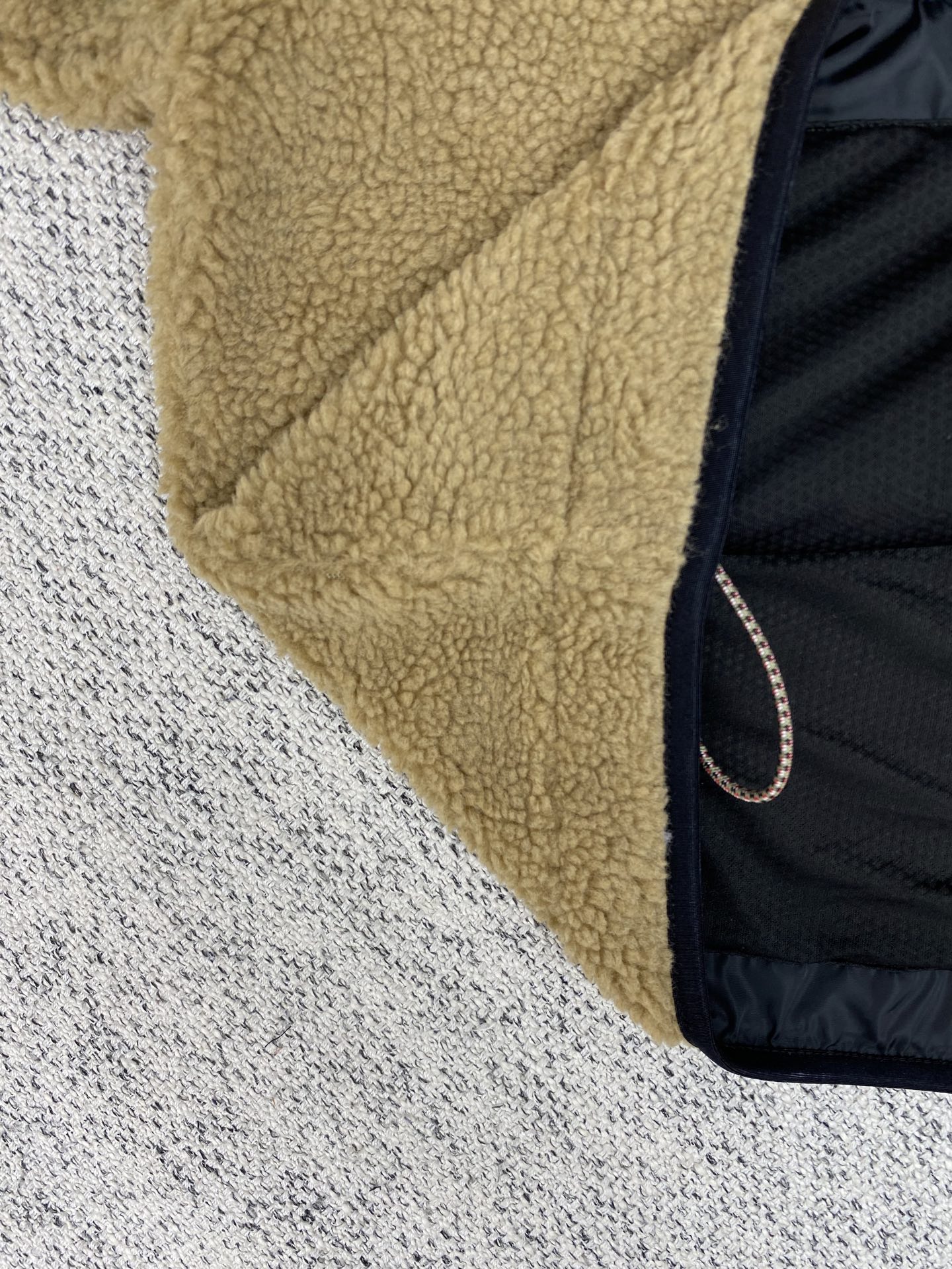 巴宝莉 25ss新短款绒头夹克短款绒头夹克，选用羊毛混纺面料打造。呈现修身版型，搭配透气网眼内衬。点缀毛