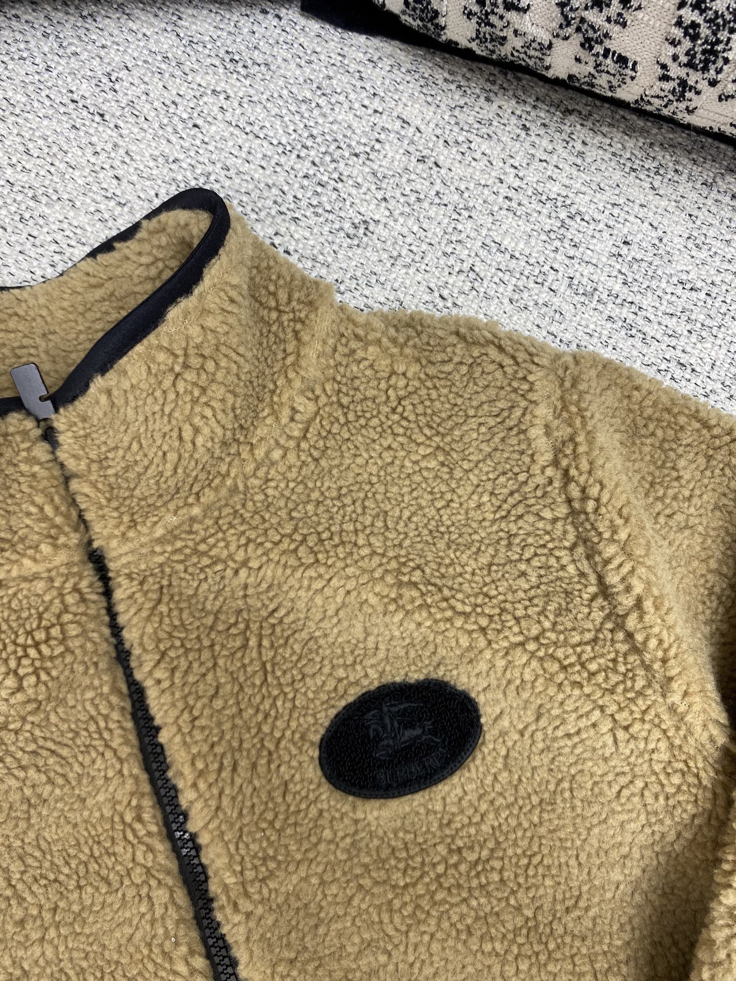 巴宝莉 25ss新短款绒头夹克短款绒头夹克，选用羊毛混纺面料打造。呈现修身版型，搭配透气网眼内衬。点缀毛