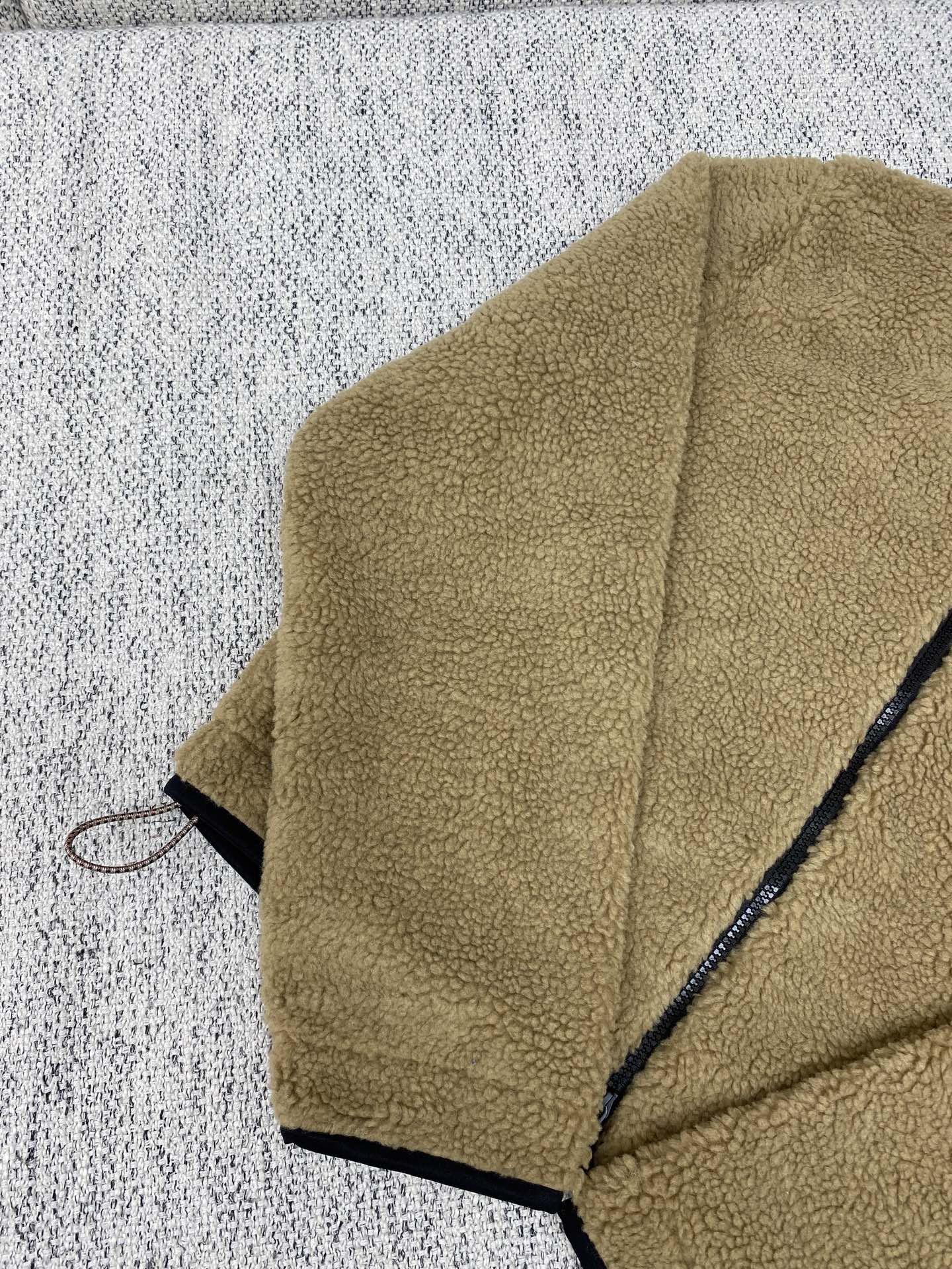 巴宝莉 25ss新短款绒头夹克短款绒头夹克，选用羊毛混纺面料打造。呈现修身版型，搭配透气网眼内衬。点缀毛