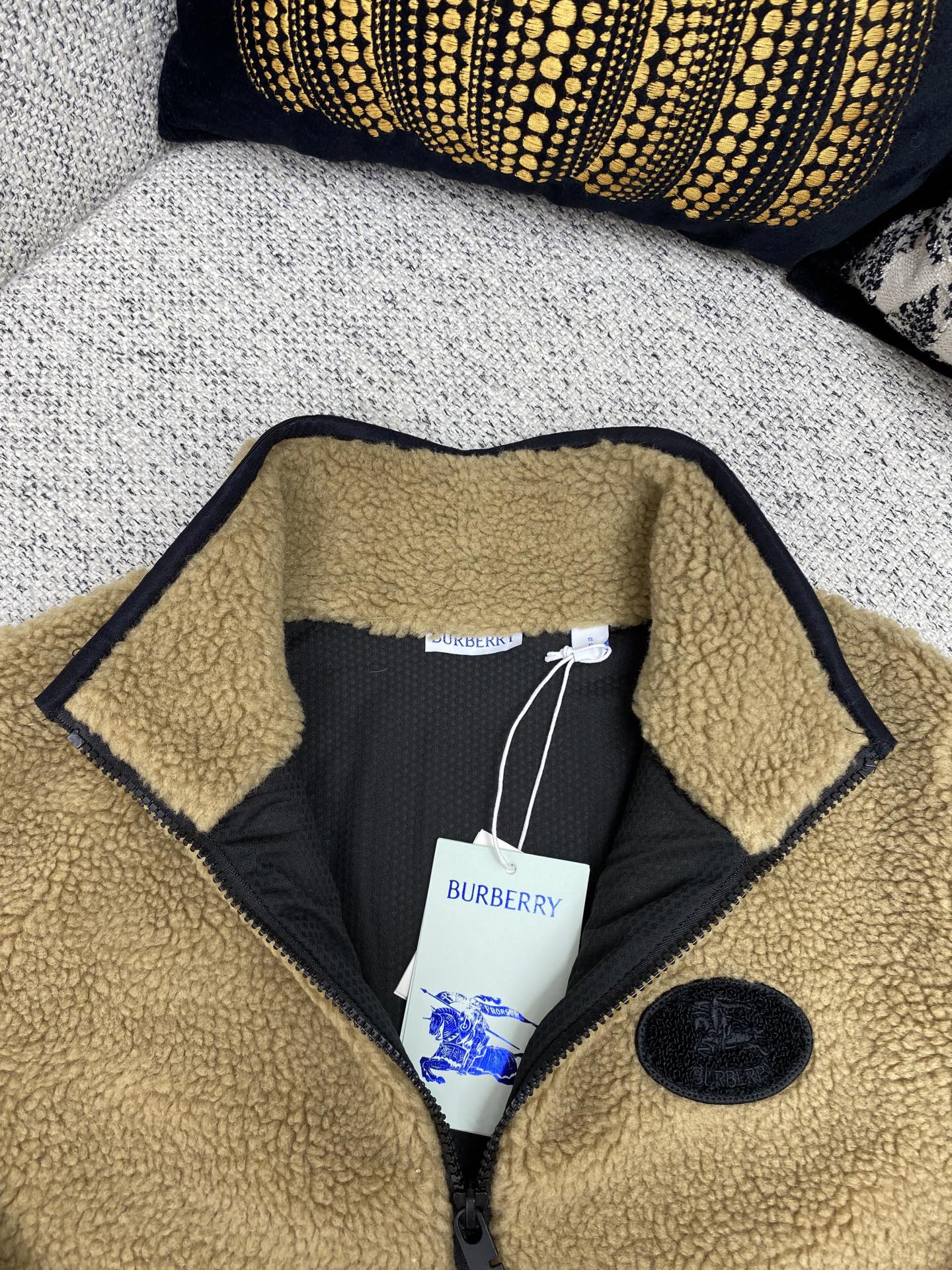 巴宝莉 25ss新短款绒头夹克短款绒头夹克，选用羊毛混纺面料打造。呈现修身版型，搭配透气网眼内衬。点缀毛