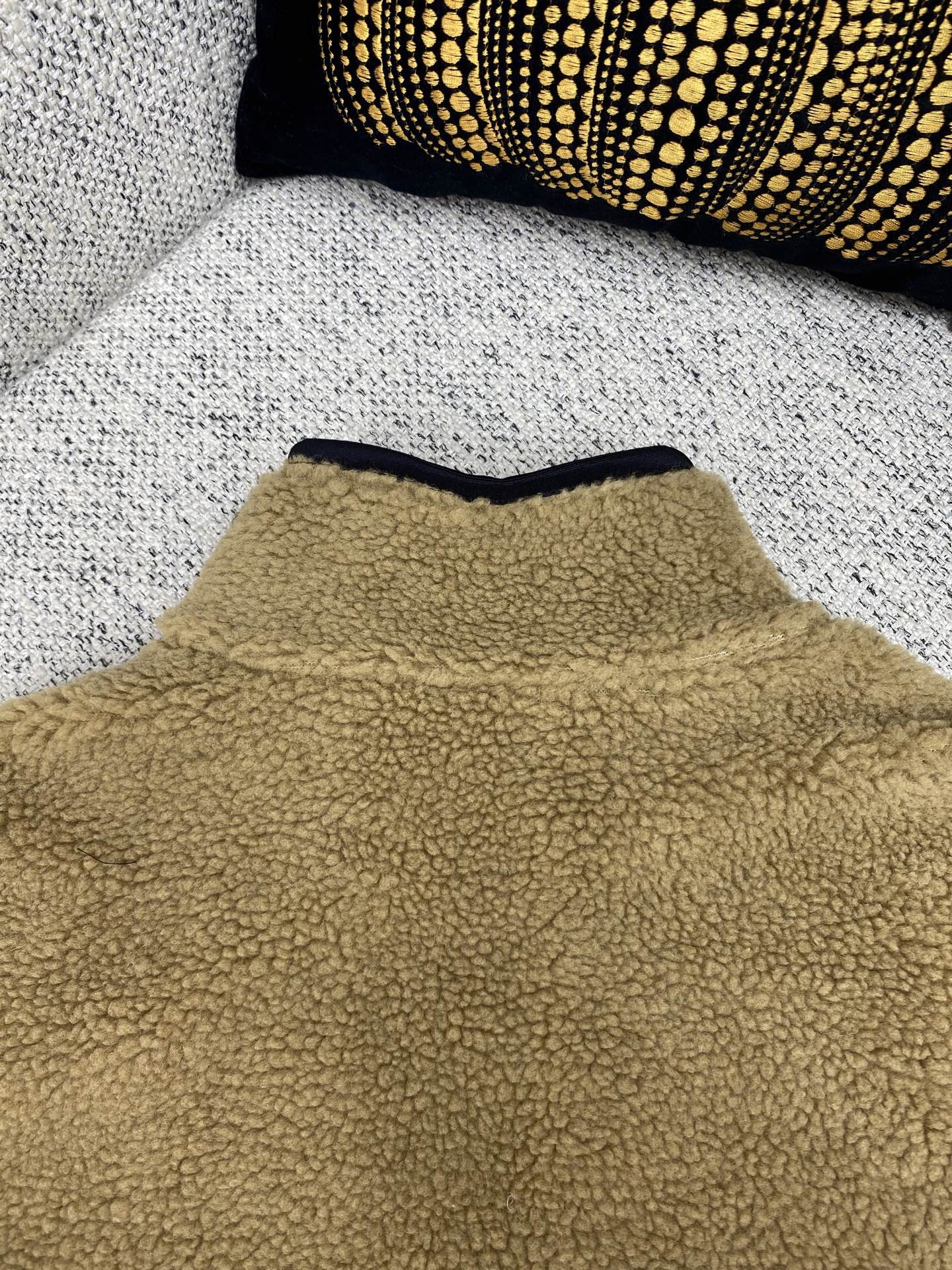 巴宝莉 25ss新短款绒头夹克短款绒头夹克，选用羊毛混纺面料打造。呈现修身版型，搭配透气网眼内衬。点缀毛