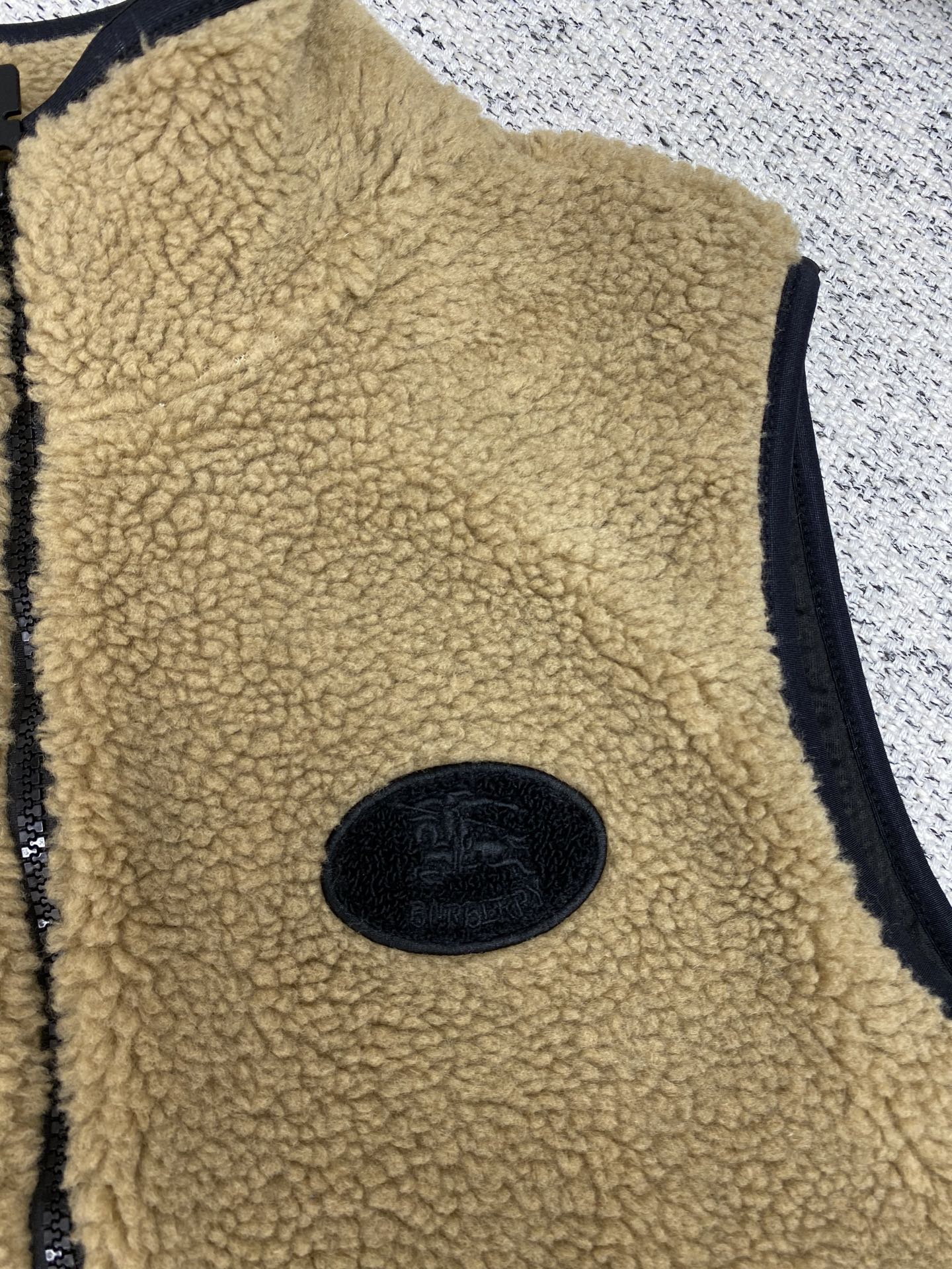 巴宝莉 25ss新款短款绒头背心，选用羊毛混纺面料打造。呈现修身版型，搭配透气网眼内衬。点缀毛巾布骑士印