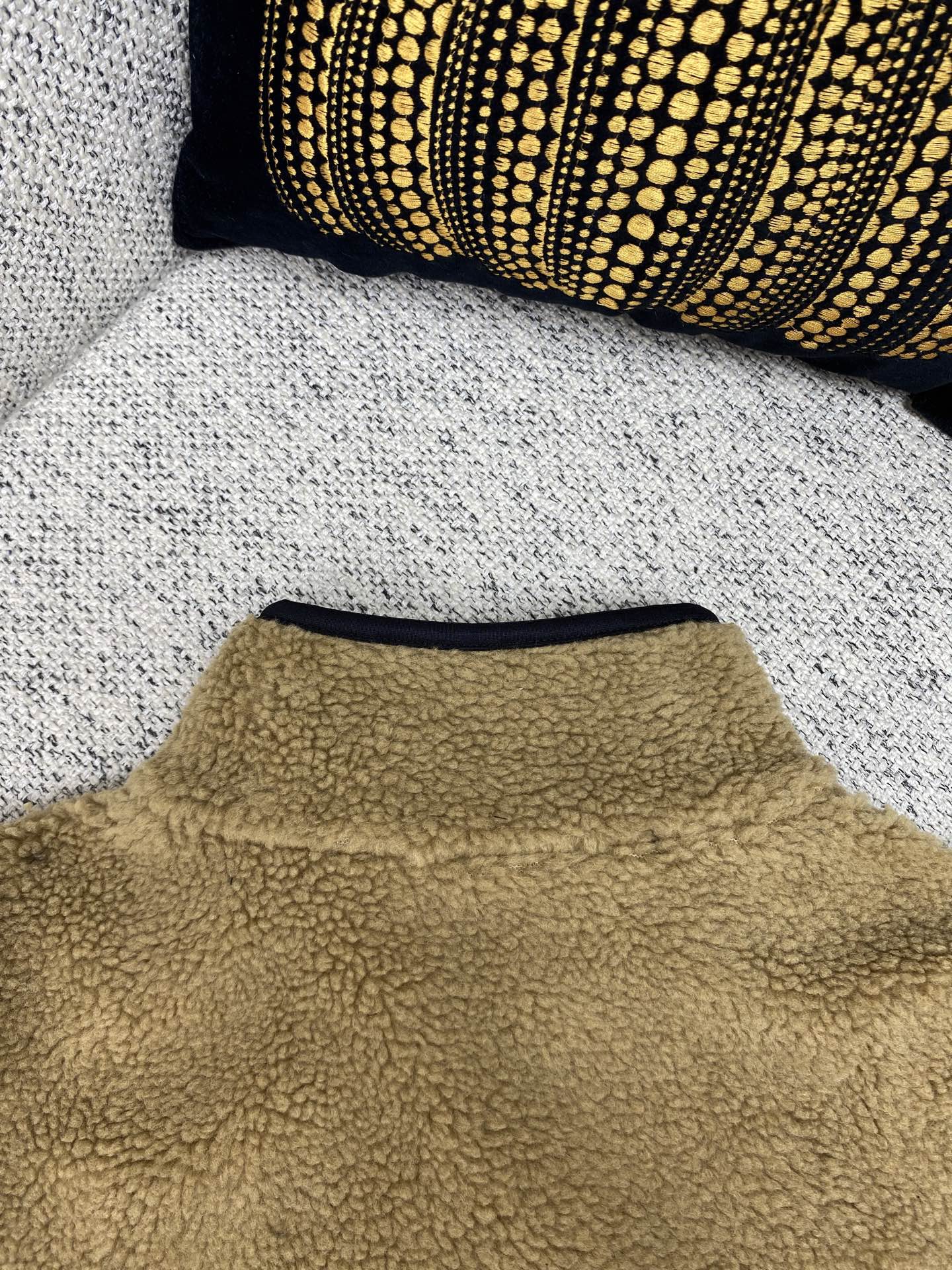 巴宝莉 25ss新款短款绒头背心，选用羊毛混纺面料打造。呈现修身版型，搭配透气网眼内衬。点缀毛巾布骑士印