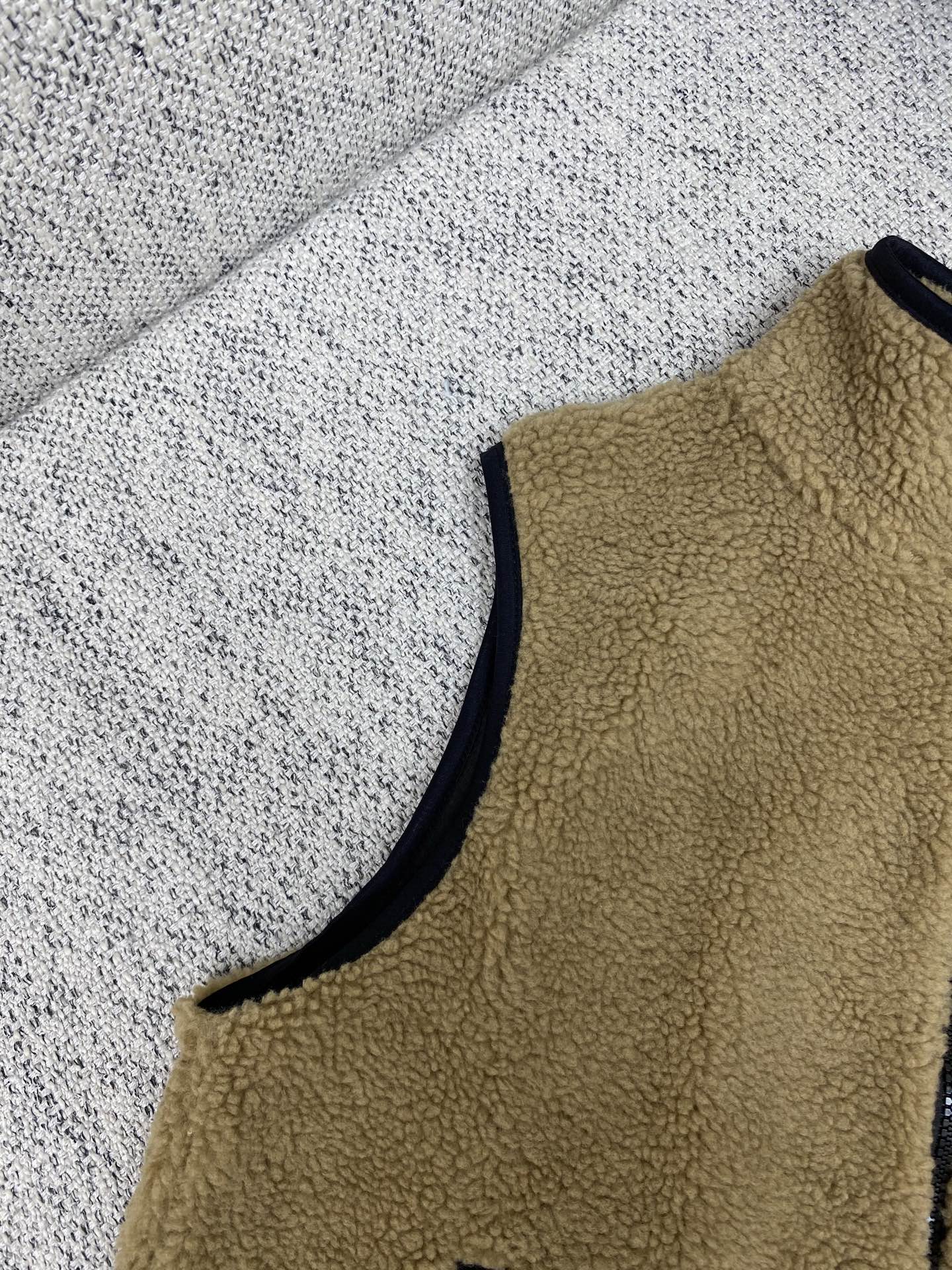 巴宝莉 25ss新款短款绒头背心，选用羊毛混纺面料打造。呈现修身版型，搭配透气网眼内衬。点缀毛巾布骑士印