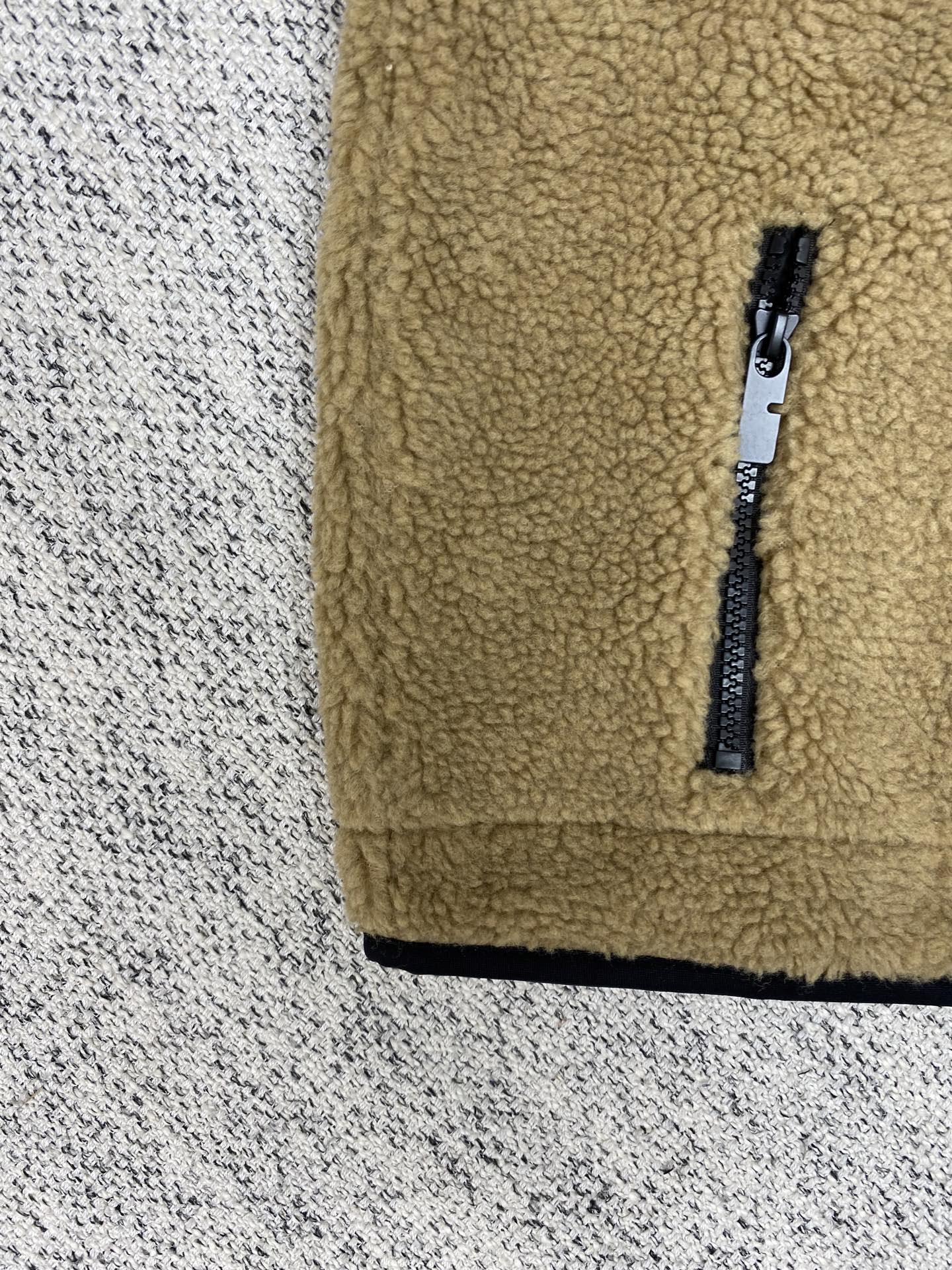 巴宝莉 25ss新款短款绒头背心，选用羊毛混纺面料打造。呈现修身版型，搭配透气网眼内衬。点缀毛巾布骑士印