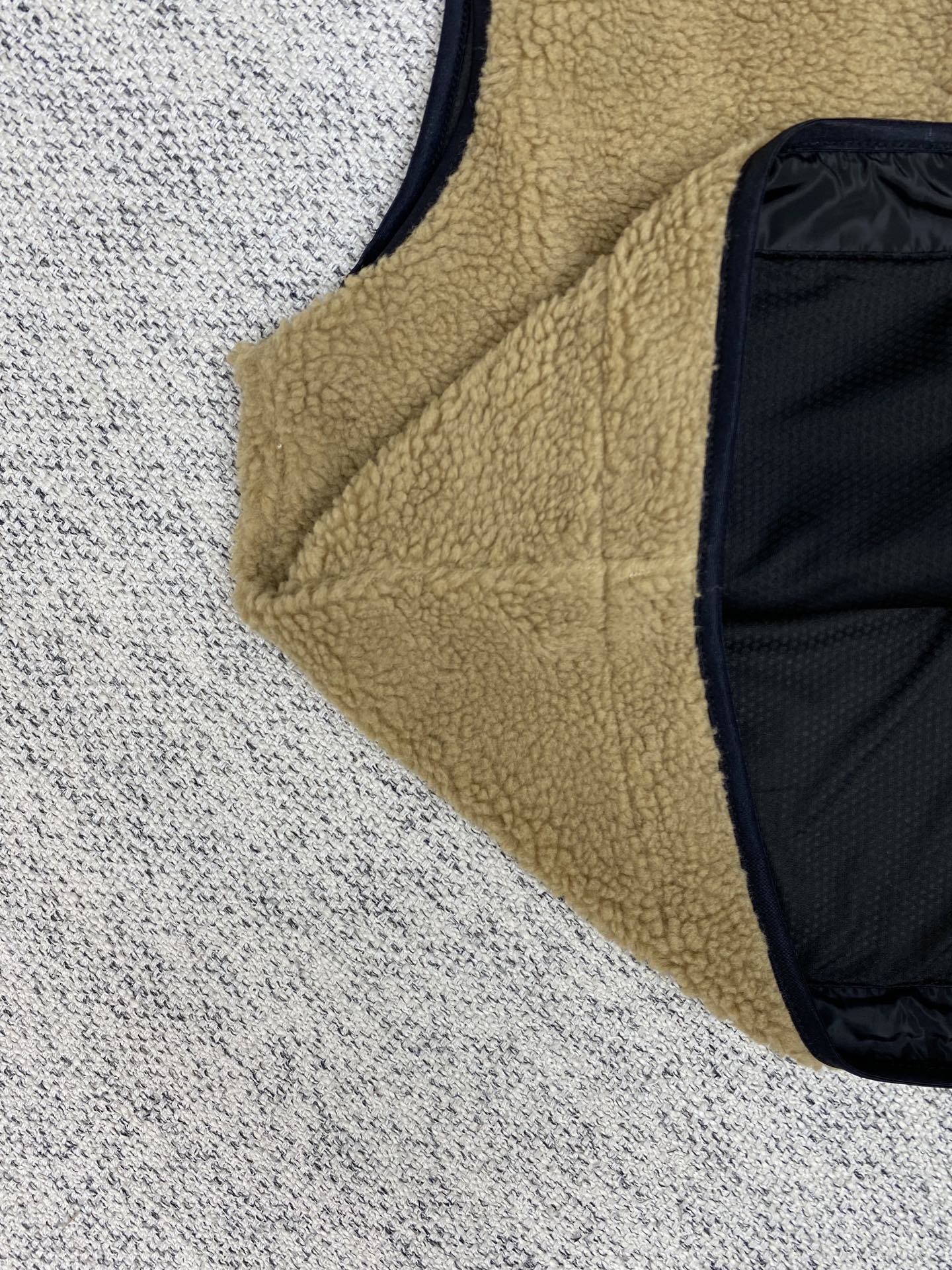 巴宝莉 25ss新款短款绒头背心，选用羊毛混纺面料打造。呈现修身版型，搭配透气网眼内衬。点缀毛巾布骑士印