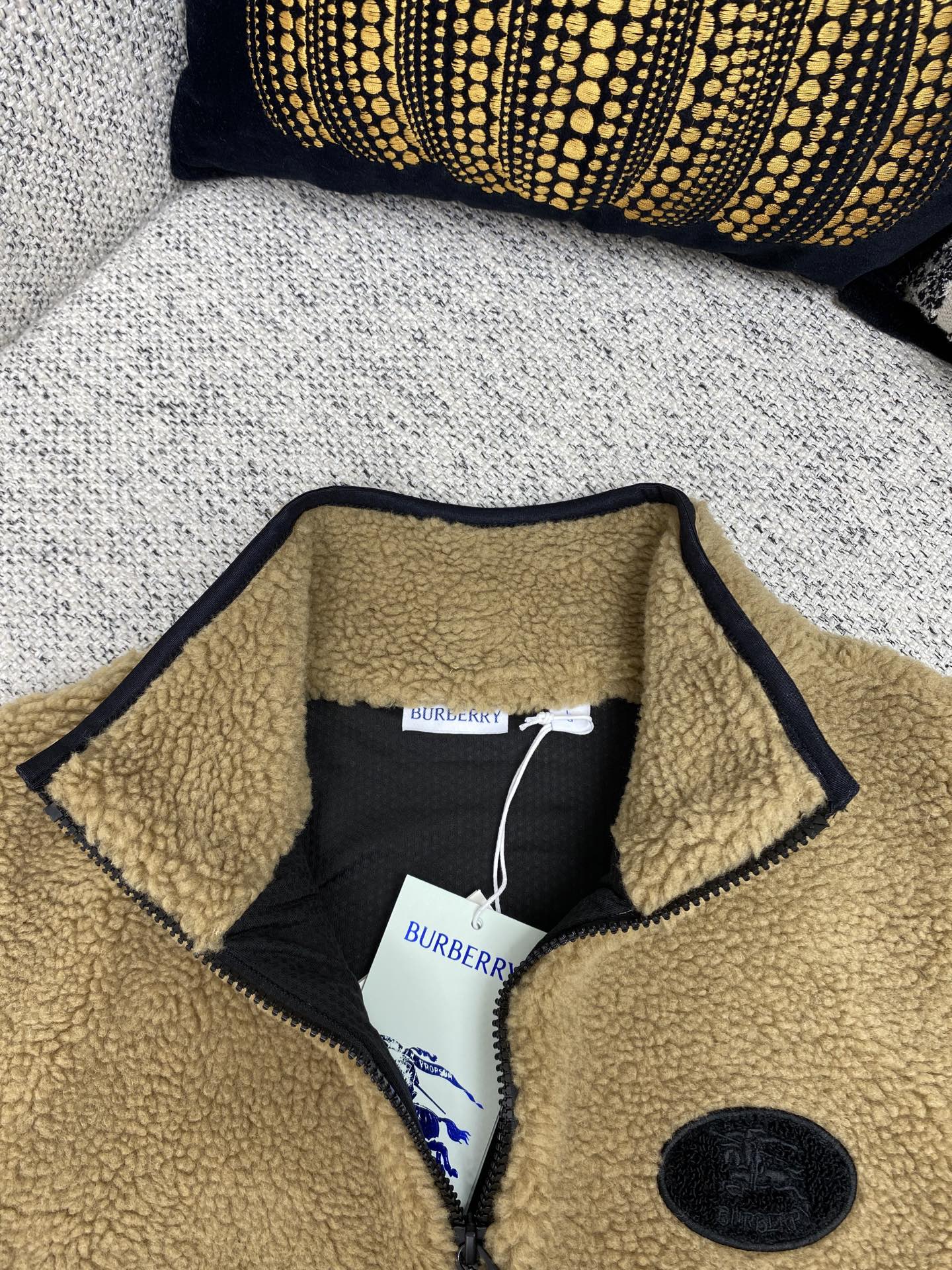 巴宝莉 25ss新款短款绒头背心，选用羊毛混纺面料打造。呈现修身版型，搭配透气网眼内衬。点缀毛巾布骑士印