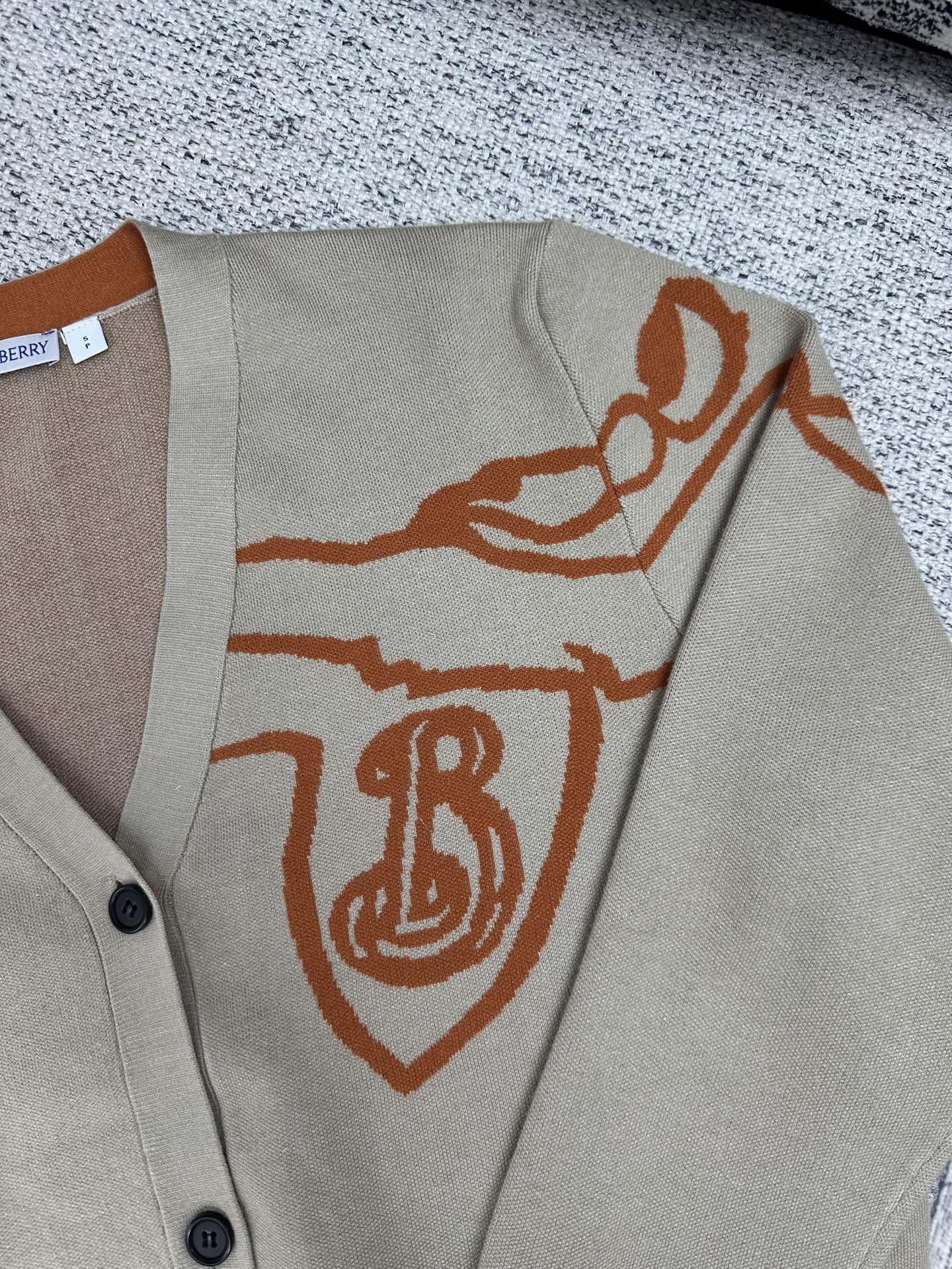 巴宝莉 25ss新款马术骑士徽标单排扣V领休闲长袖针织衫 男女同款 高版本码数：S.M.L.XL.