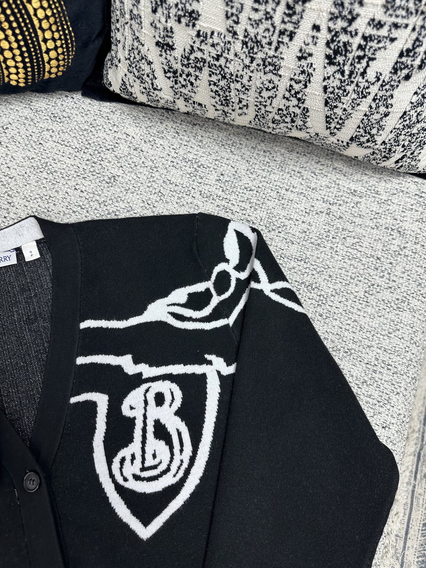 巴宝莉 25ss新款马术骑士徽标单排扣V领休闲长袖针织衫 男女同款 高版本码数：S.M.L.XL.