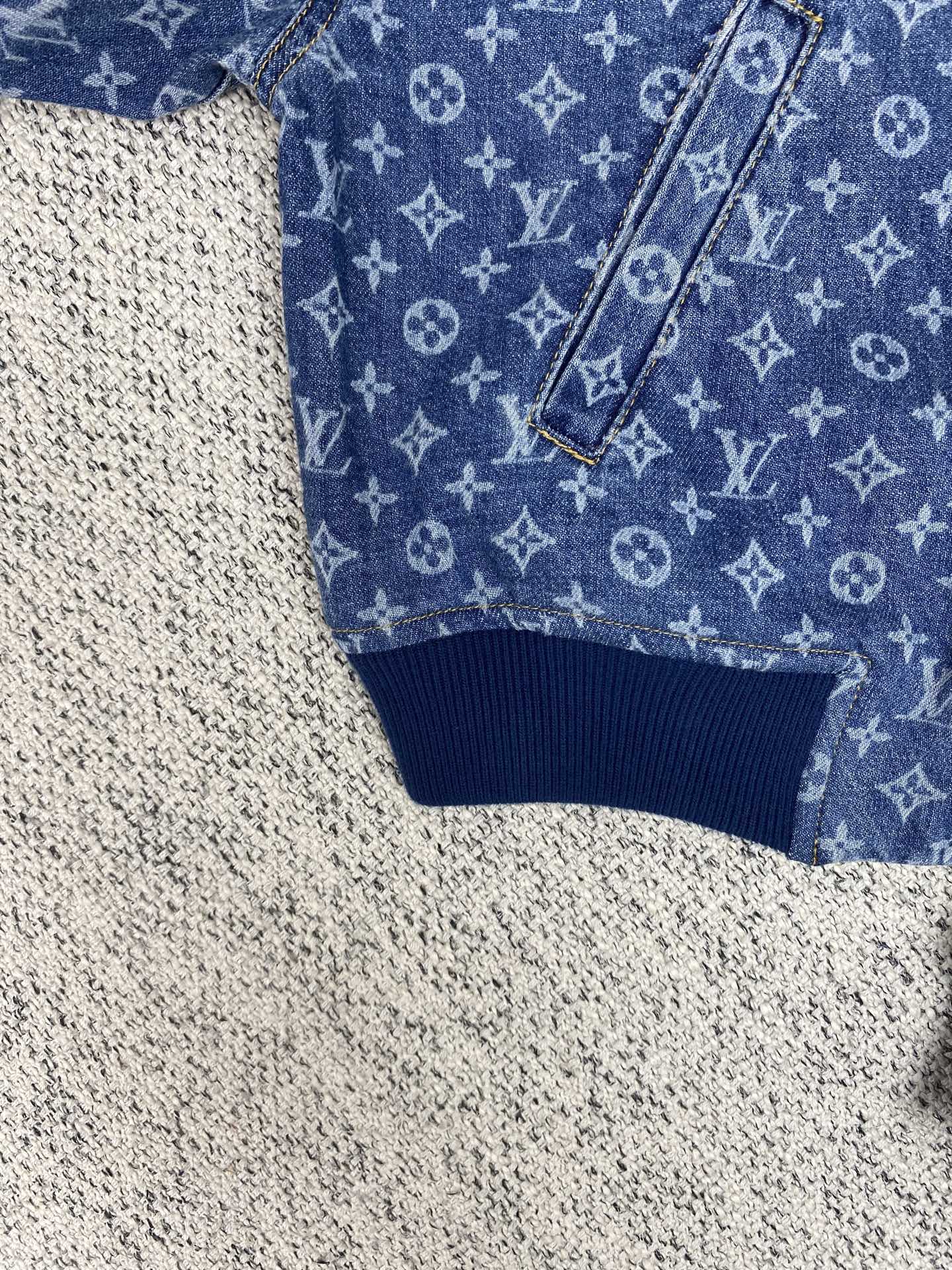 驴家 25ss新款飞行员夹克以轻盈 Monogram 丹宁布剪裁短款廓形，在潮流之中彰显运动风尚。罗纹衣